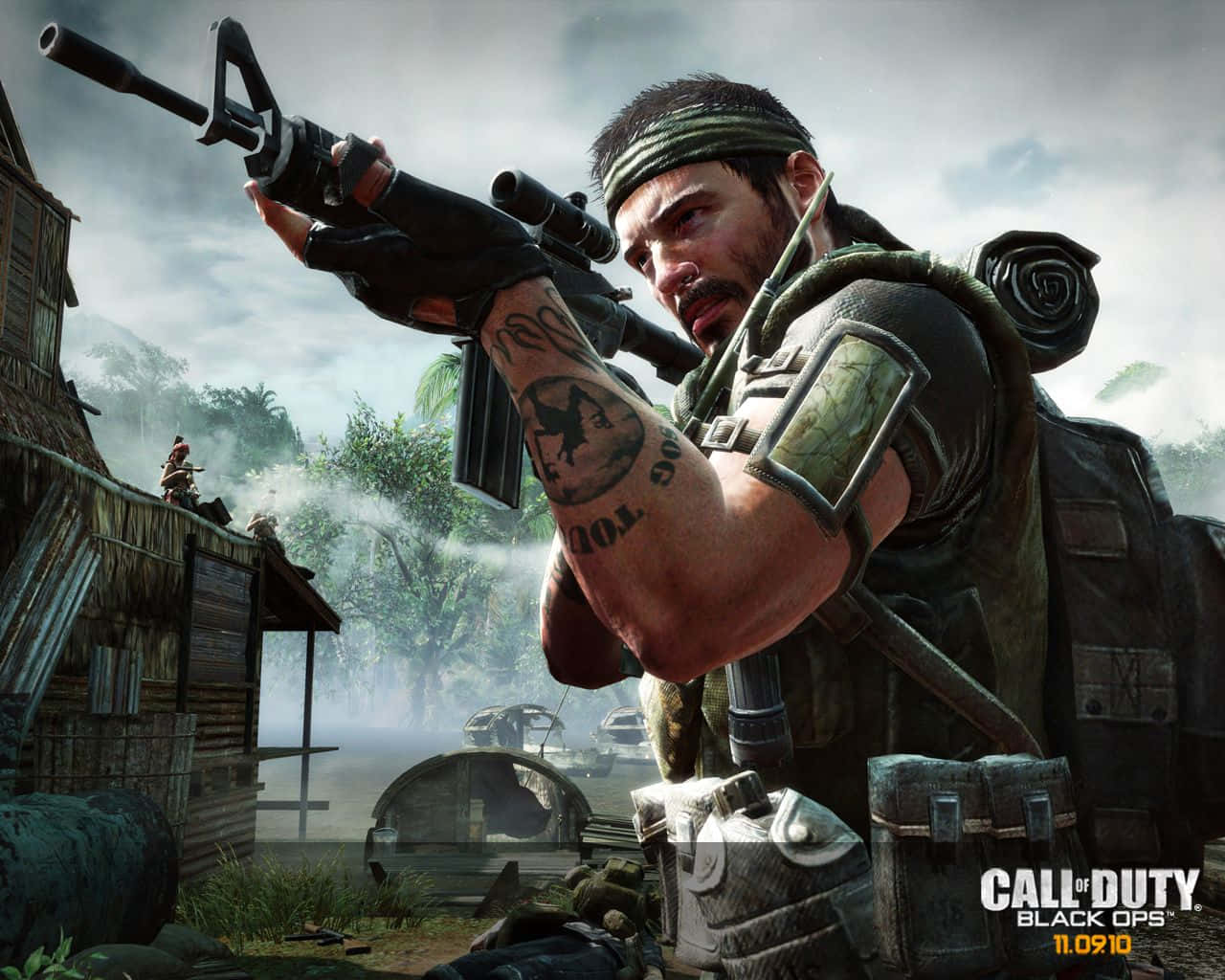 Call Of Duty Black Ops 桌布 壁紙 — 一名手臂有刺青的士兵在霧氣瀰漫的叢林村莊中，以木屋和遠處的坦克為背景，瞄準步槍。