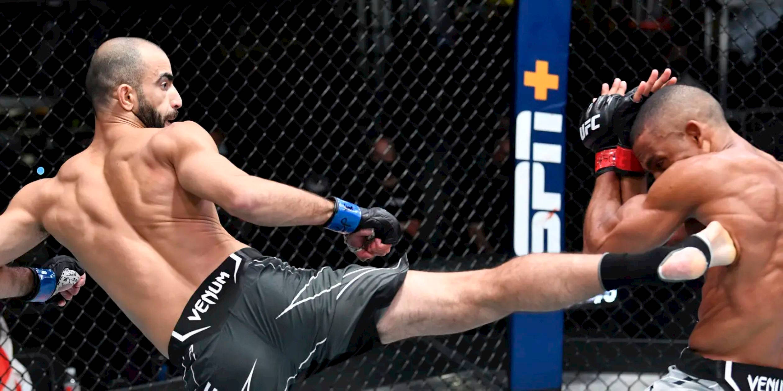 MMA 桌布 壁紙 — 一名拳手在明亮的場館燈光下，於UFC八角籠內向對手施展強力高踢。