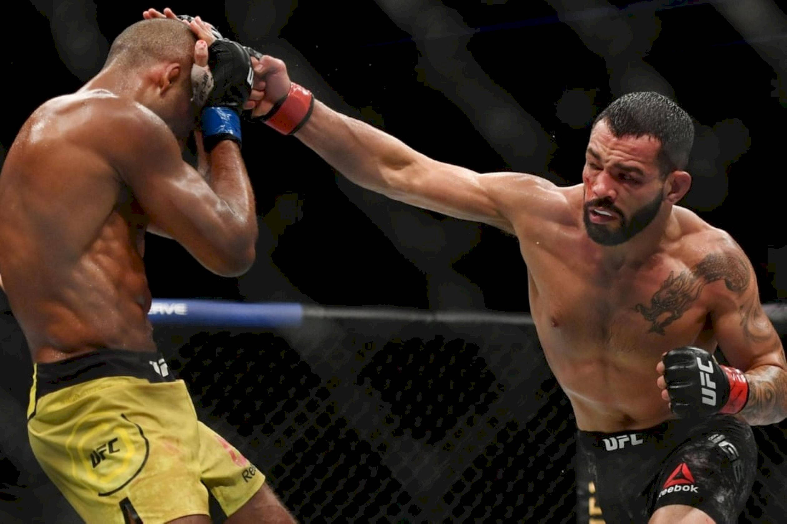 MMA 桌布 壁紙 — 一名拳手在明亮的場館燈光下，於UFC八角籠中向對手打出強力一拳。