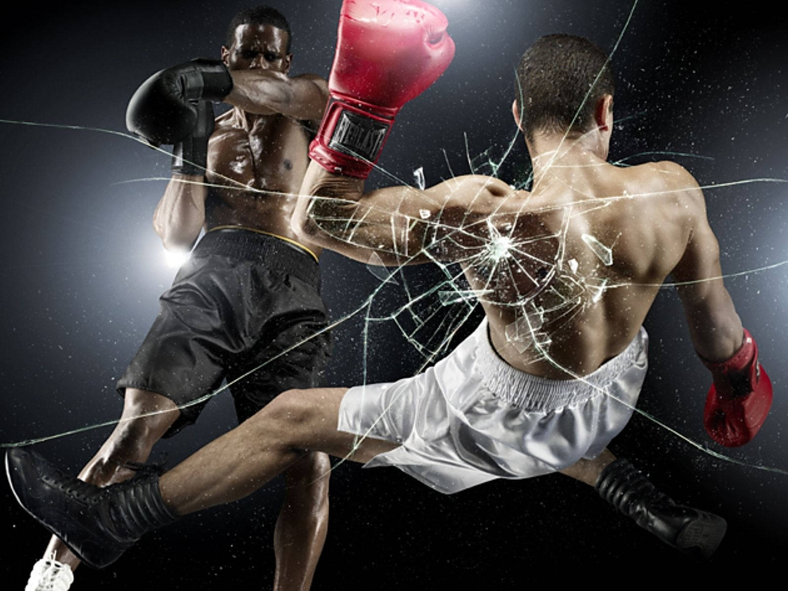 Boxing 桌布 壁紙 — 一名拳擊手在黑暗背景下，透過破碎玻璃效果打出強力一拳。