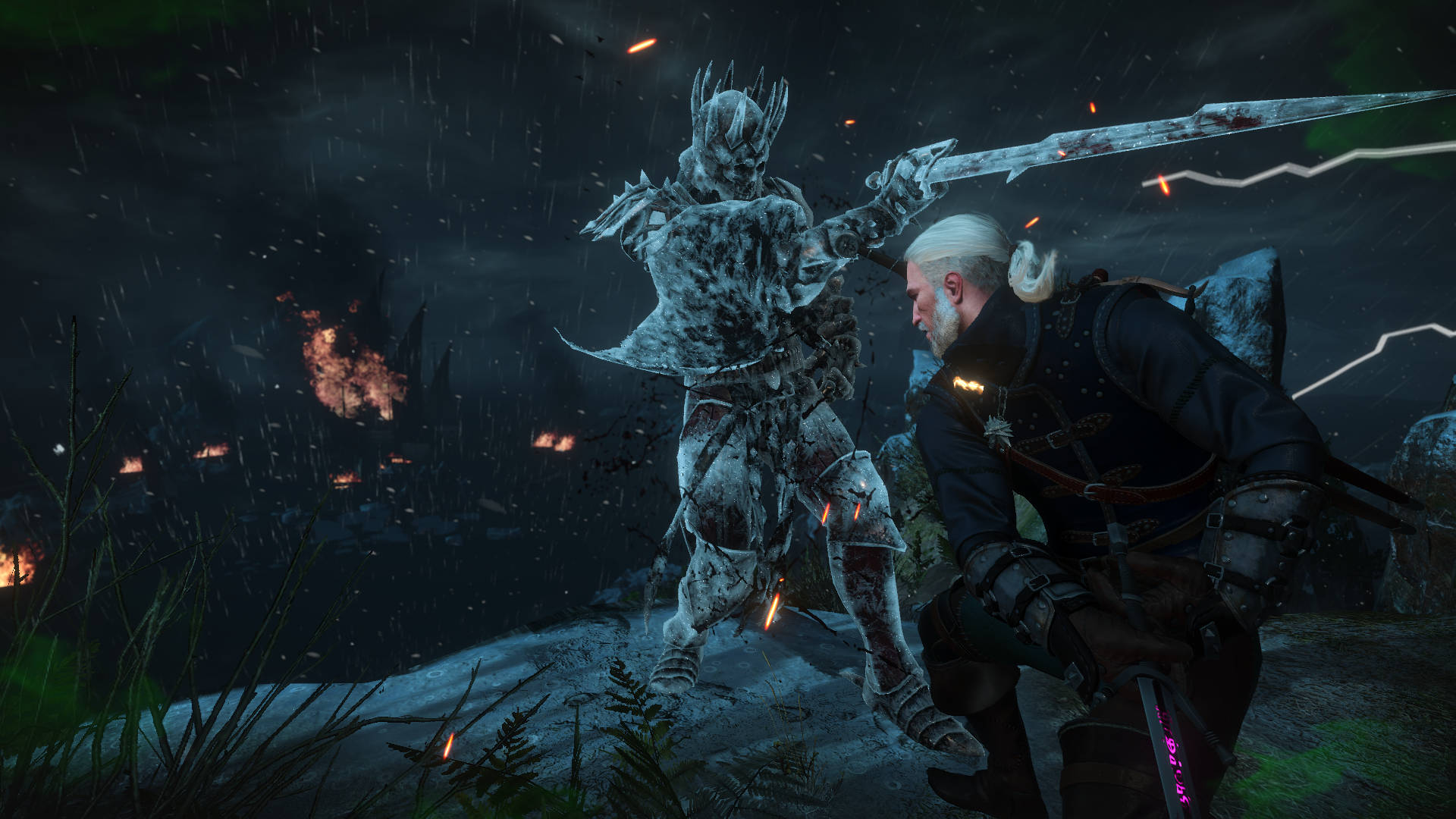 witcher 4K 桌布 壁紙 — 一名持劍戰士在黑暗多雨的森林中對抗一個巨大的冰霜怪物，遠處有火光。