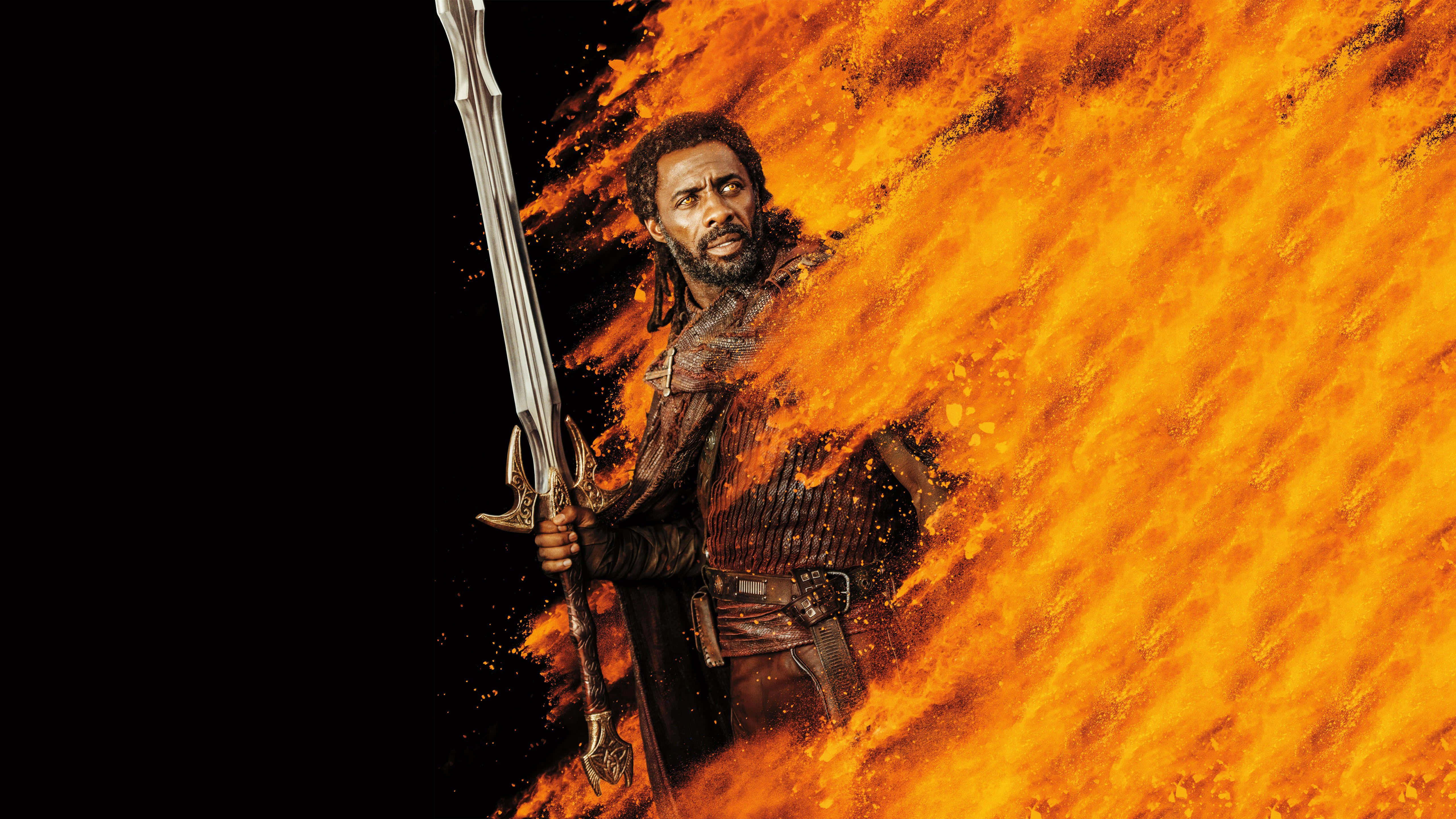 Heimdall 桌布 壁紙 — 一名持劍戰士在黑色背景上，挑釁地對抗一道咆哮的橙色火焰牆。