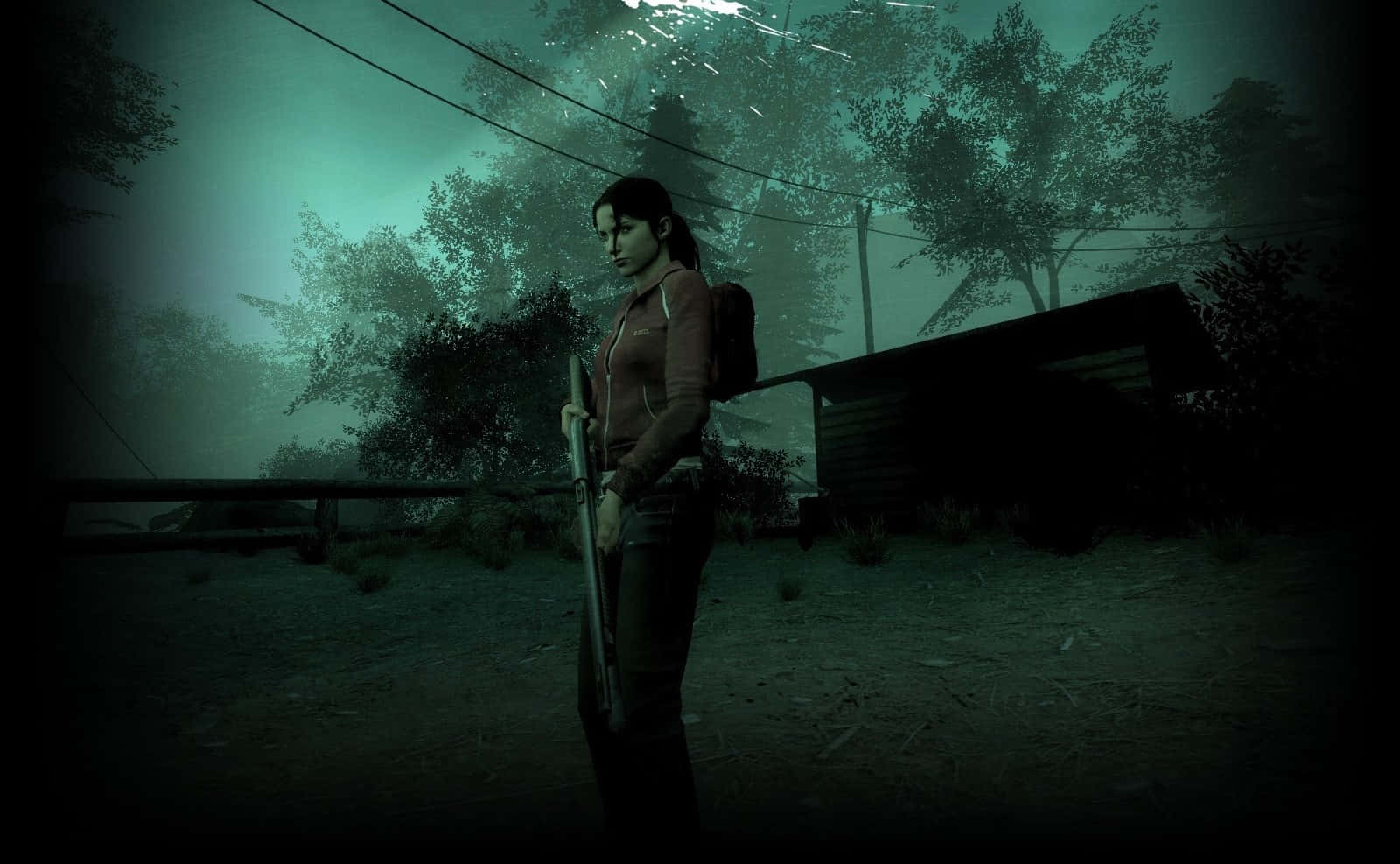 Left 4 Dead Characters 桌布 壁紙 — 一名持步槍的女子在霧氣瀰漫的綠色森林中，在一間破舊小屋旁，於詭異的暮色下保持警覺。