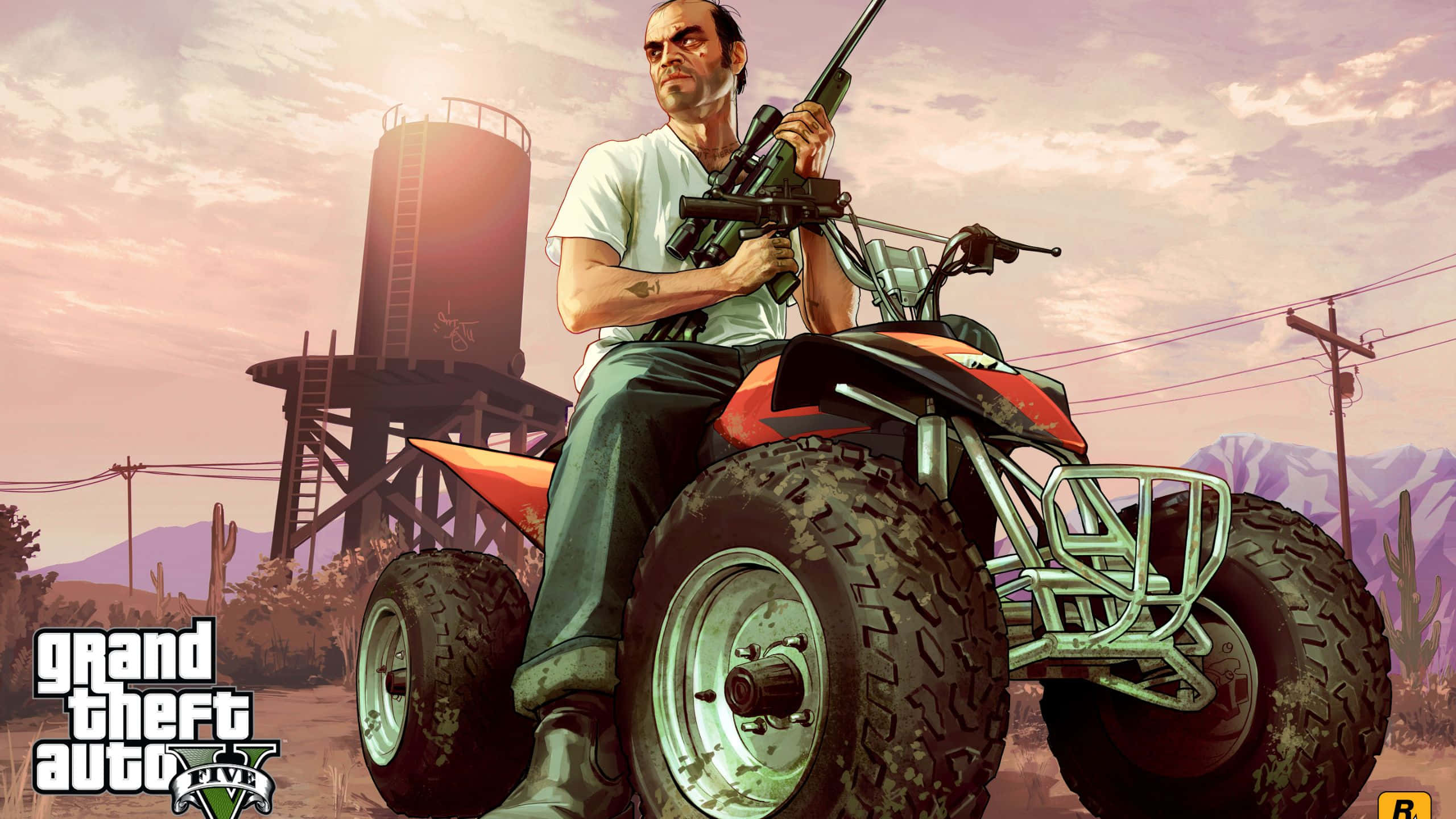 Grand Theft Auto V 桌布 壁紙 — 一名持步槍的男子坐在橙色ATV上，身處沙漠景觀中，有水塔和山脈，背景是粉紅色的日落天空。