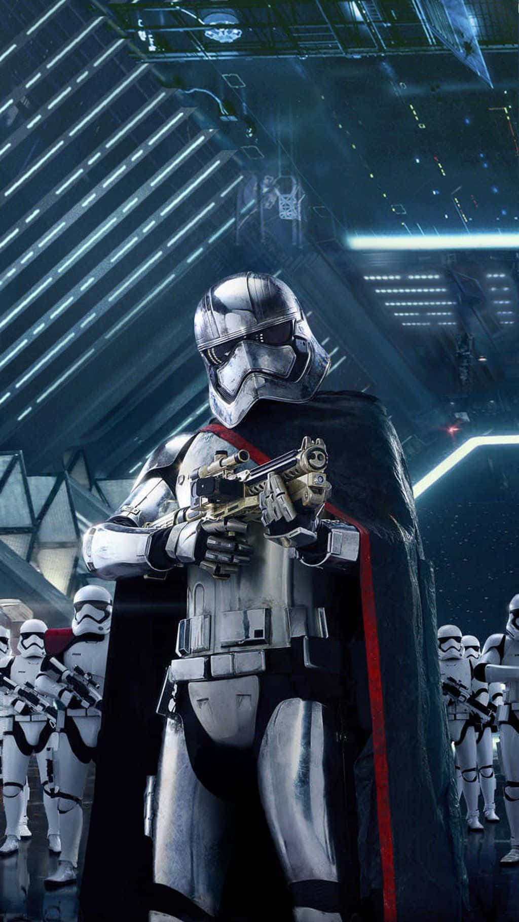 Captain Phasma 桌布 壁紙 — 一名指揮官級的第一軍團軍官，身穿銀色盔甲和黑色披風，在未來風格的太空船機庫中由風暴兵簇擁著站在中央。