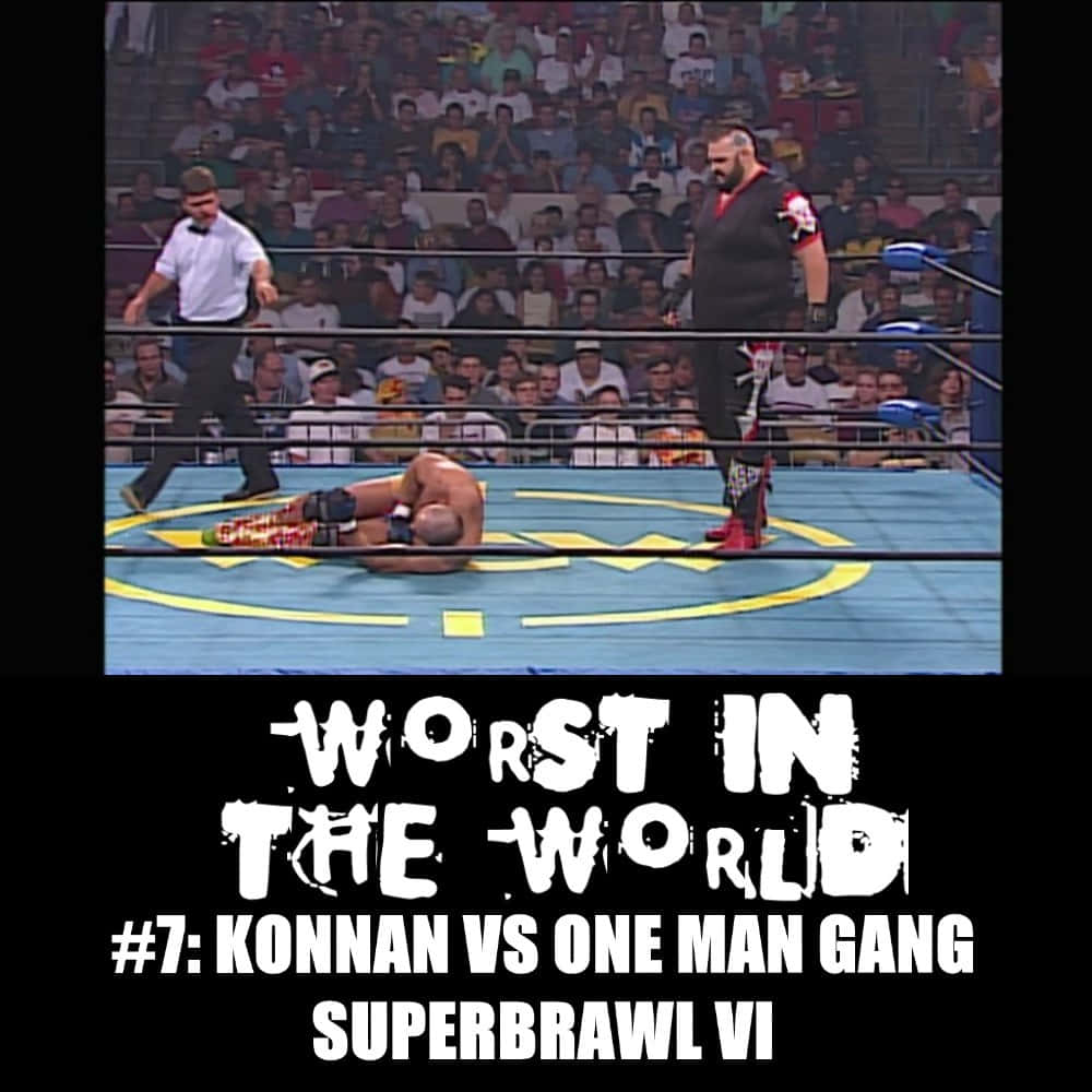 Match 桌布 壁紙 — 一名摔角手在擂台上被打敗，他的對手在裁判附近、場館燈光下勝利站立。