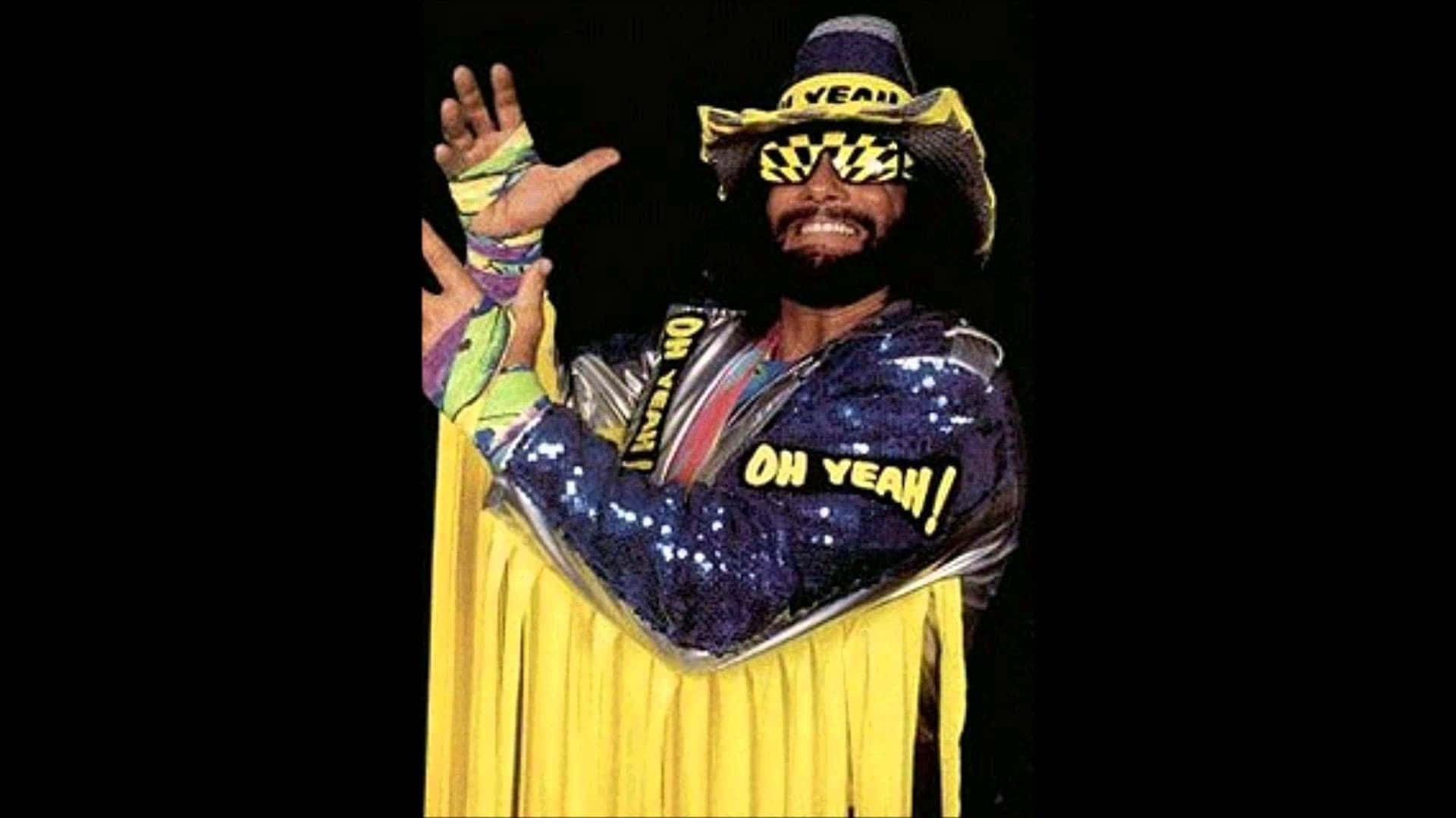 WWE 桌布 壁紙 — 一名摔角手穿著閃亮的紫色亮片外套和黃色流蘇服裝，在黑色背景前熱情地揮手。