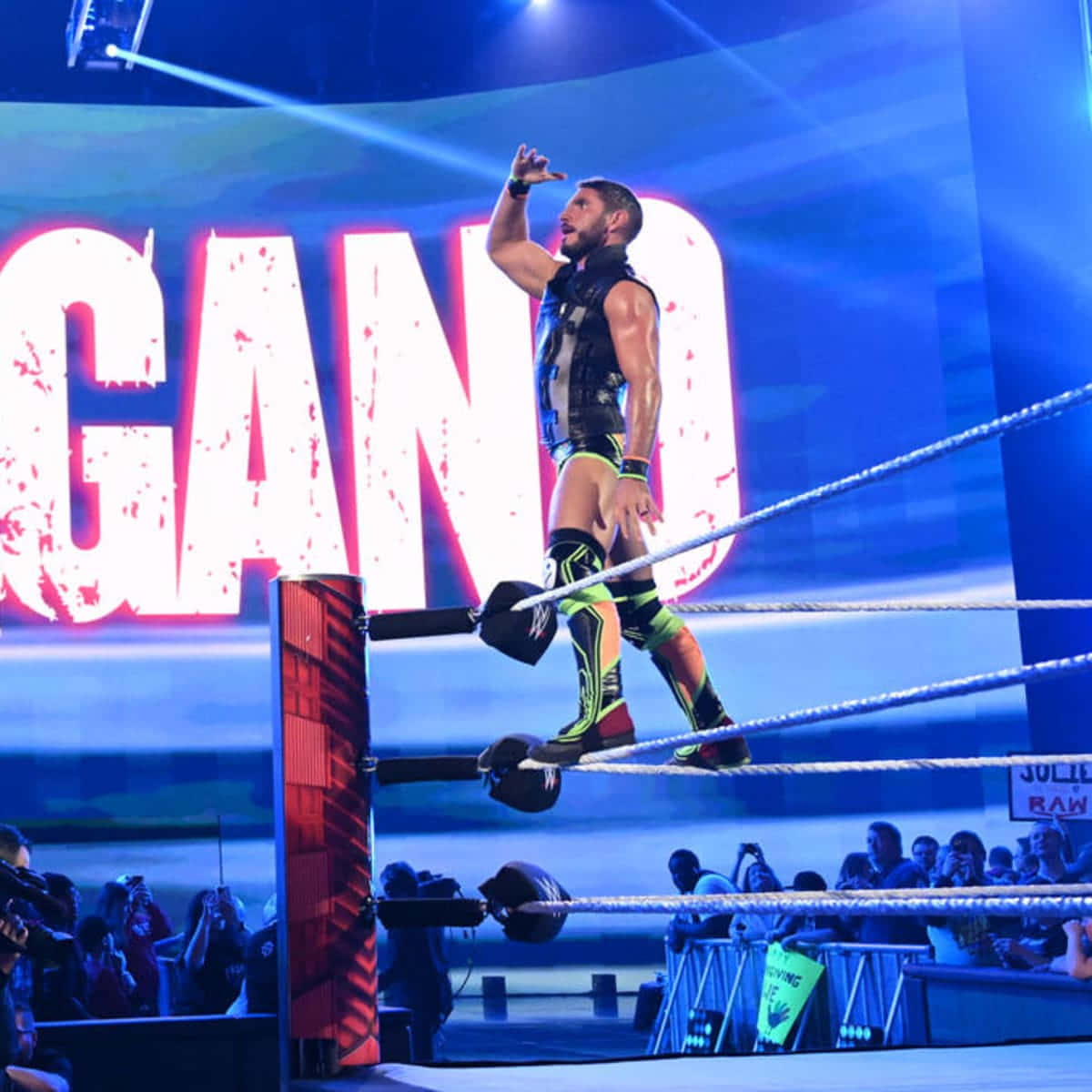 WWE 桌布 壁紙 — 一名摔角手站在燈光明亮的擂台角柱頂端，身後有「GAND」發光。