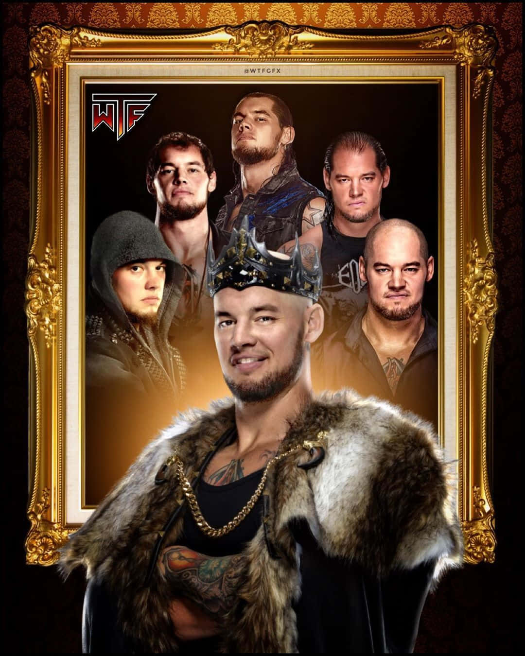 WWE 桌布 壁紙 — 一名摔角手身穿毛領外套、頭戴皇冠，站在一個金色相框的派系肖像前，所有人表情嚴肅。