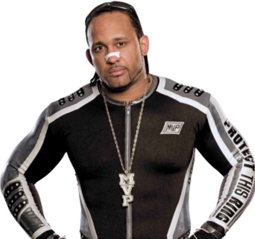 WWE 桌布 壁紙 — 一名摔角手身穿黑色和灰色的運動服，帶有「MVP」品牌標誌和一條大鏈條項鍊，在黑色背景前自信地擺姿勢。