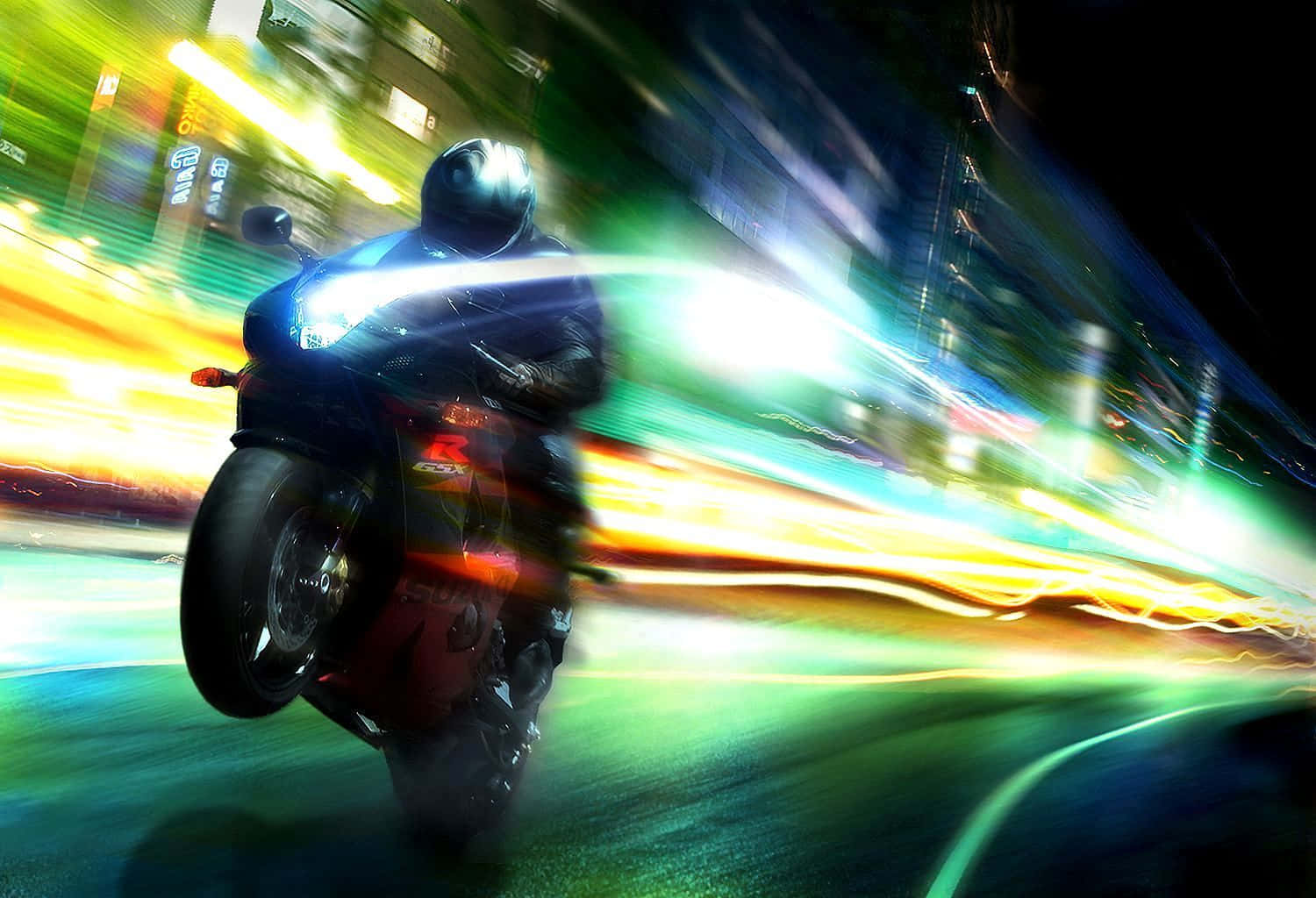  壁紙 — 一名摩托車手在夜晚穿過霓虹燈照亮嘅城市街道，拖曳嘅光軌模糊咗城市背景。