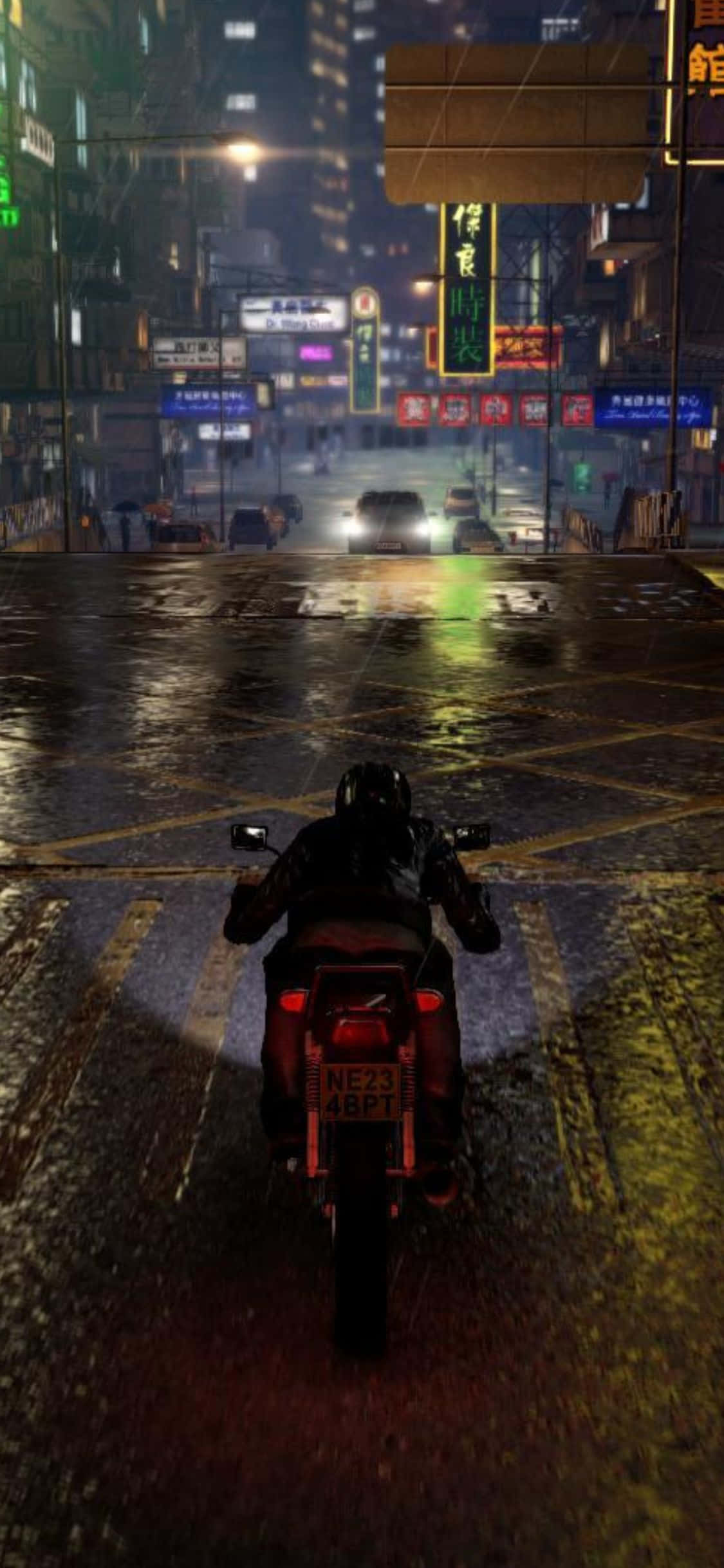 motorbike 桌布 壁紙 — 一名摩托車手在夜晚騎行穿過霓虹燈照亮、雨水浸濕的城市街道，發光的招牌在濕漉漉的路面上反射。