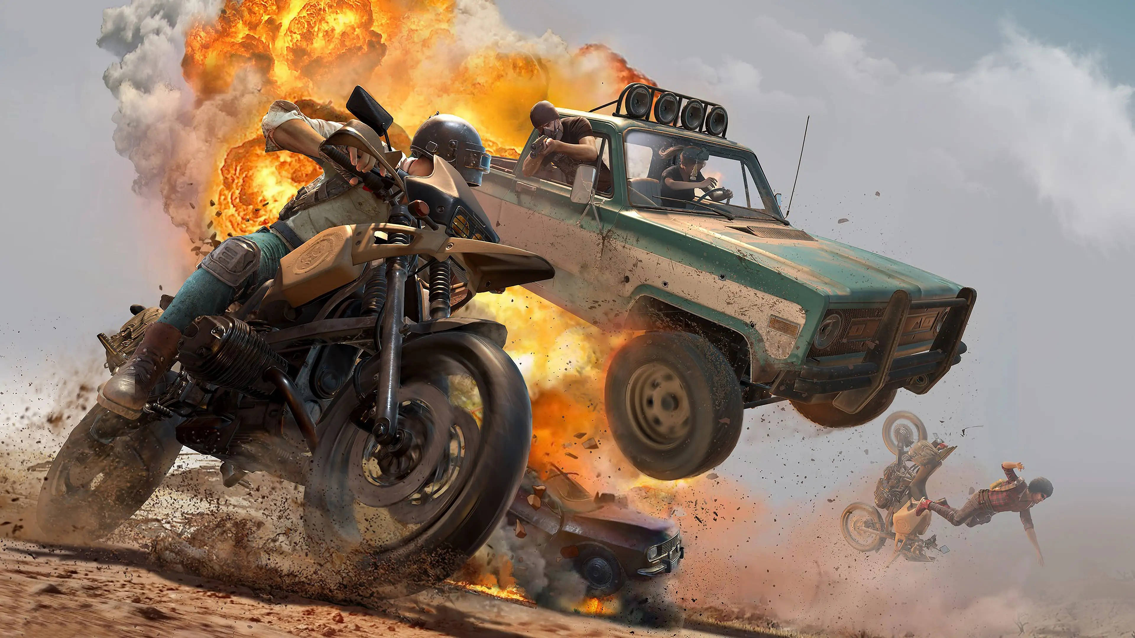 Playerunknown's Battlegrounds 桌布 壁紙 — 一名摩托車手高速穿越猛烈爆炸，身後一輛綠色卡車躍入空中。