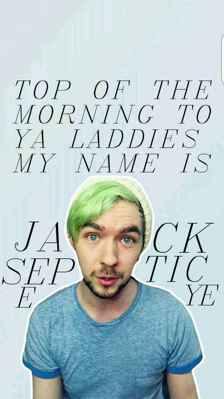 Jacksepticeye 桌布 壁紙 — 一名擁有亮綠色頭髮和藍色眼睛的男子，在淺藍色背景上直視鏡頭，背景上有粗體文字寫著 'TOP OF THE MORNING TO YA LADDIES MY NAME IS JACOB TIC YE'。