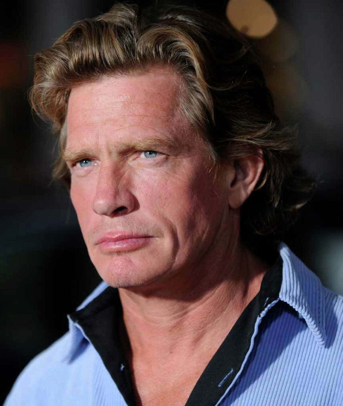 Thomas Haden Church 桌布 壁紙 — 一名擁有深邃藍眼睛和波浪金髮、身穿藍色條紋襯衫的男士特寫肖像。