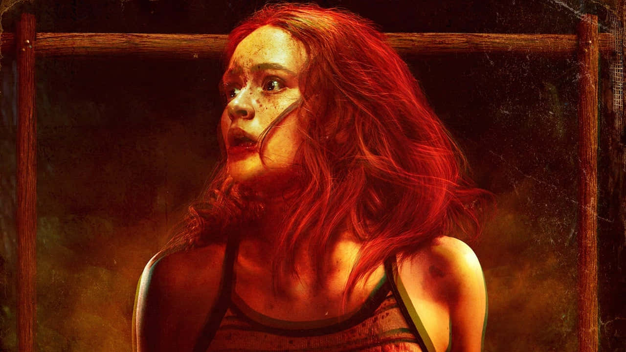 Scared 桌布 壁紙 — 一名擁有火紅頭髮和血跡斑斑臉龐的女性，在溫暖而不祥的燈光下，被木結構框住，恐懼地凝視著。