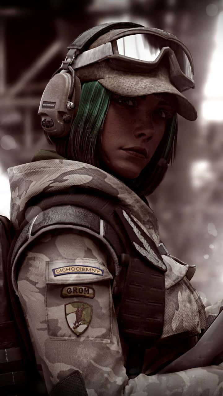 Android Rainbow Six Siege 桌布 壁紙 — 一名擁有綠色頭髮和戰術裝備的士兵在粗糙、低飽和度的城市環境中專注地凝視。