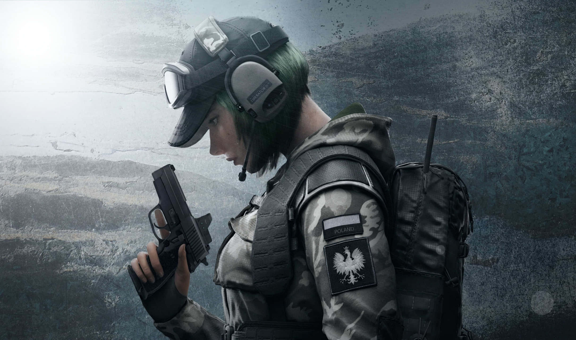 2440x1440 Rainbow Six Siege 桌布 壁紙 — 一名擁有綠色頭髮和波蘭徽章的士兵，在粗糙紋理的背景下手持手槍。