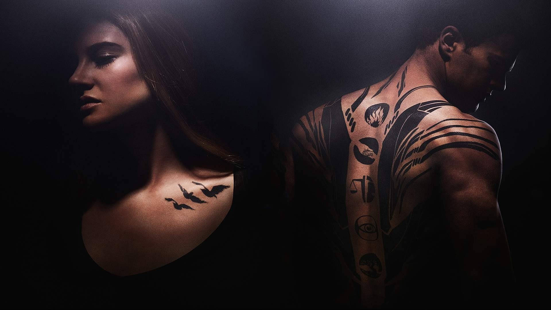 Tattoo 桌布 壁紙 — 一名擁有複雜紋身的男子和女子站在陰影黑暗中，被戲劇性的燈光照亮，突顯他們細緻的身體藝術。