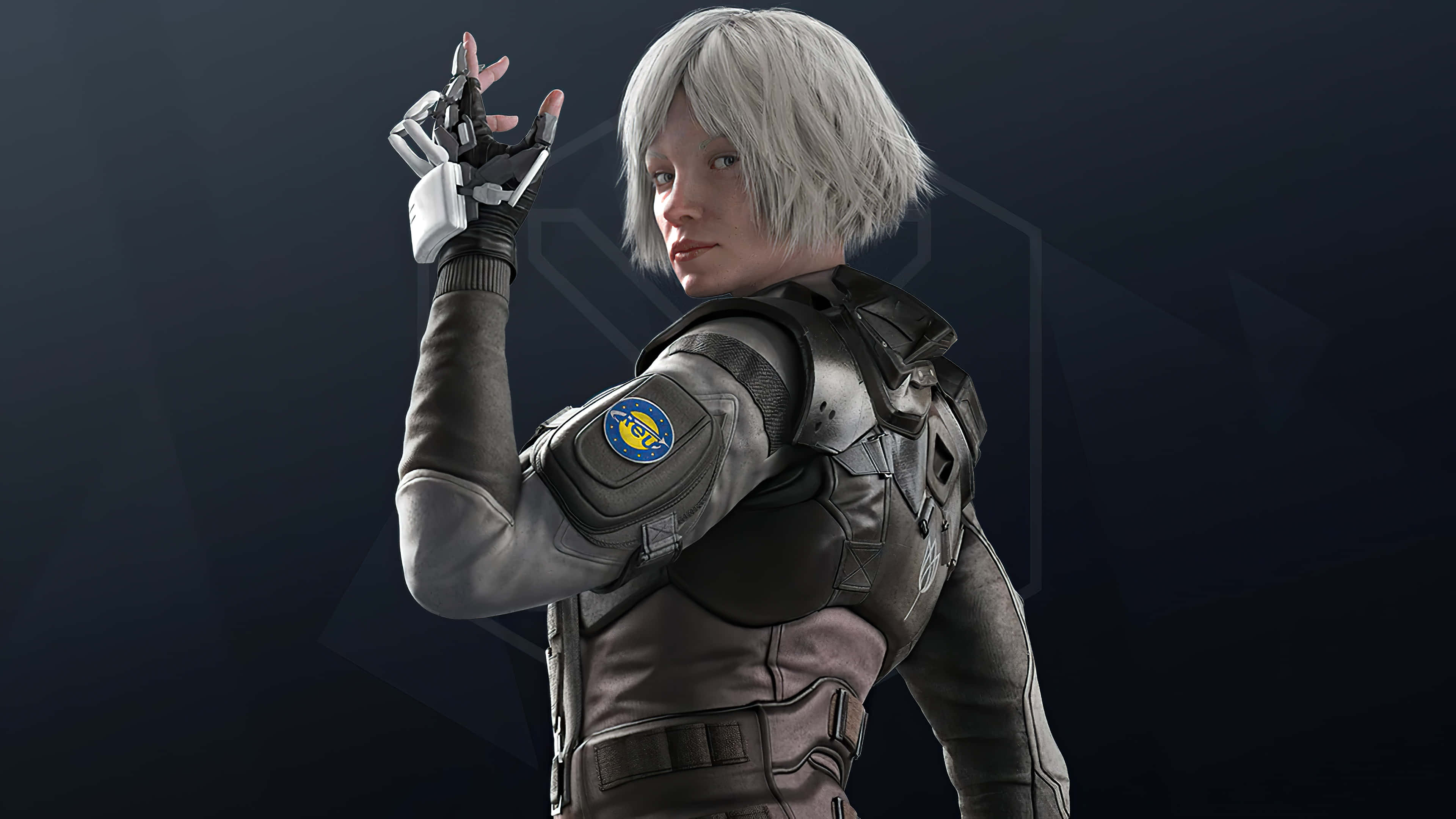 Rainbow Six Siege Operators 桌布 壁紙 — 一名擁有銀色頭髮和機械手的生化士兵，身穿暗色未來裝備，站在幾何背景前。