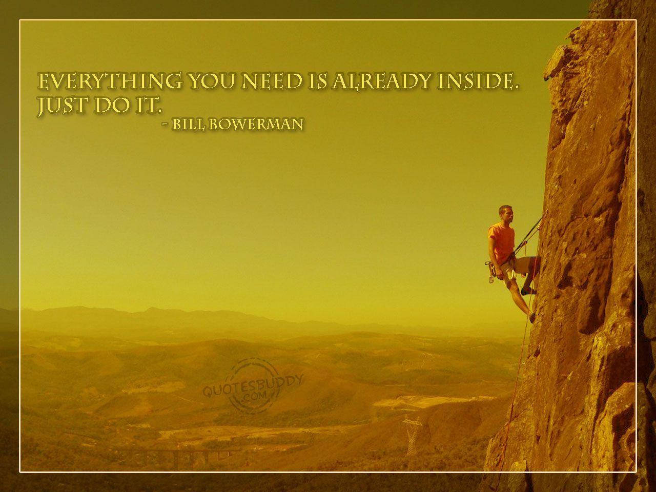 Inspirational Quotes 桌布 壁紙 — 一名攀岩者攀登崎嶇的懸崖面，背景是朦朧的金色天空，俯瞰連綿起伏的山丘。