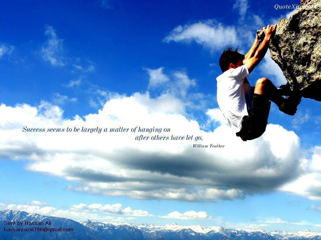 Inspirational Quotes 桌布 壁紙 — 一名攀岩者正在攀爬岩石峭壁，背景是湛藍的天空、蓬鬆的白雲，以及下方積雪的山峰。