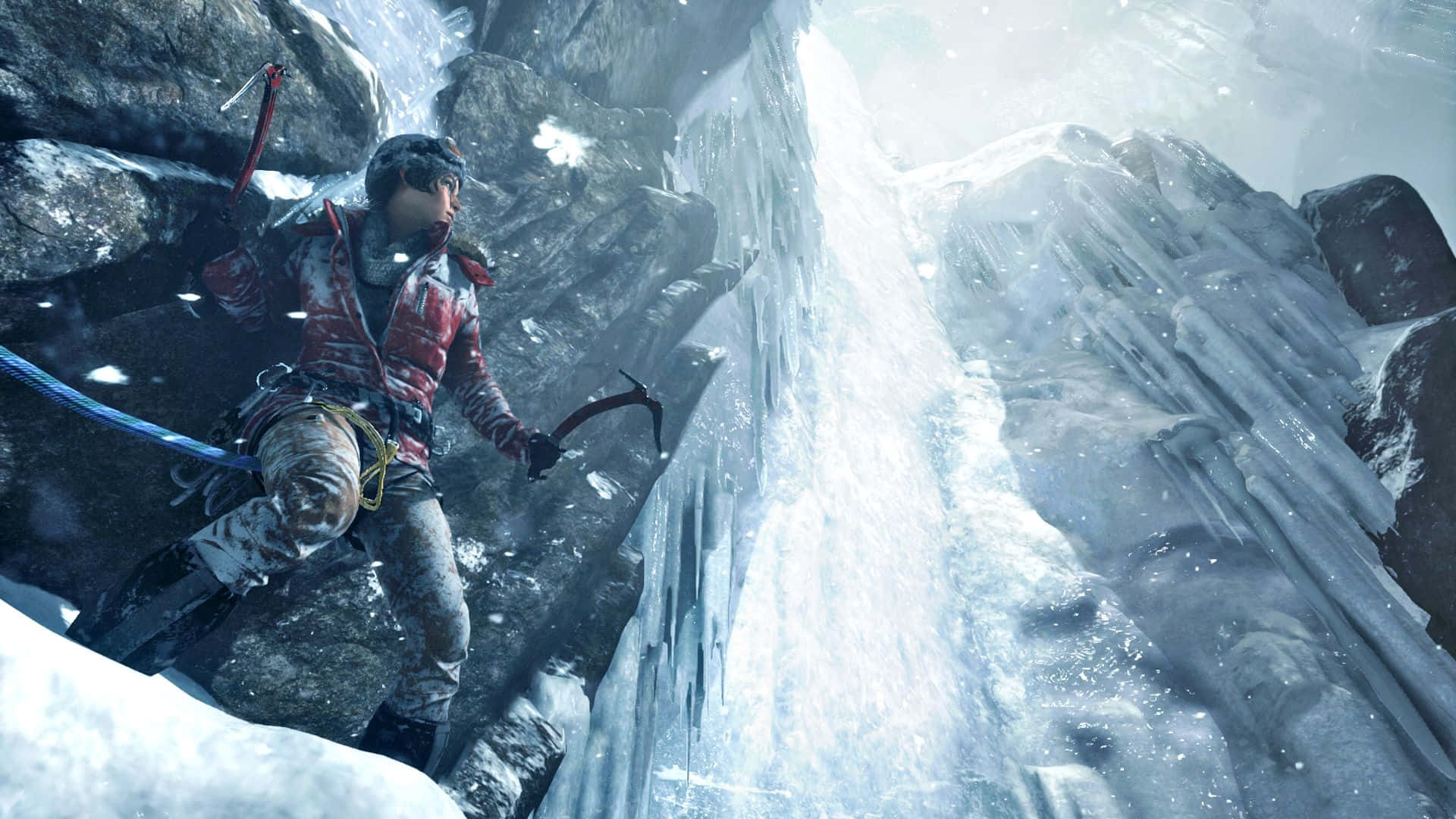 Rise Of The Tomb Raider 桌布 壁紙 — 一名攀岩者用冰斧和繩索攀爬冰凍瀑布，背景是雪山。