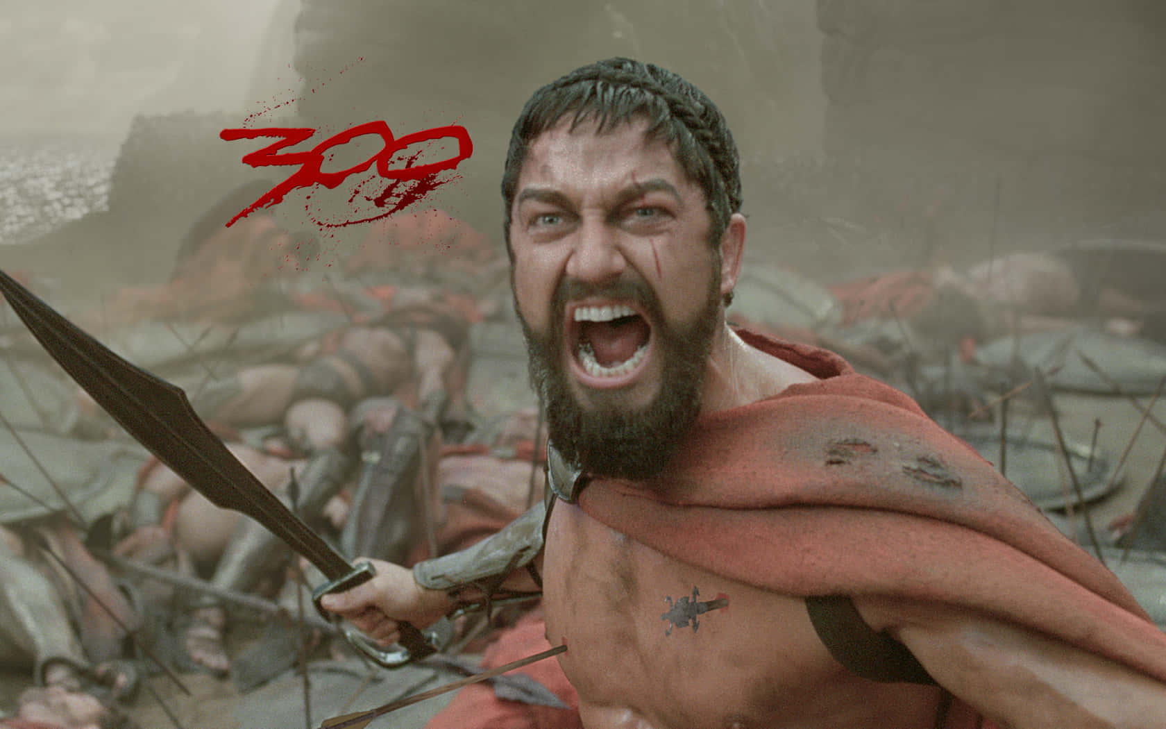 300 Movie 桌布 壁紙 — 一名斯巴達戰士在戰場屠殺和血跡斑斑的地面上，手持長矛怒吼。