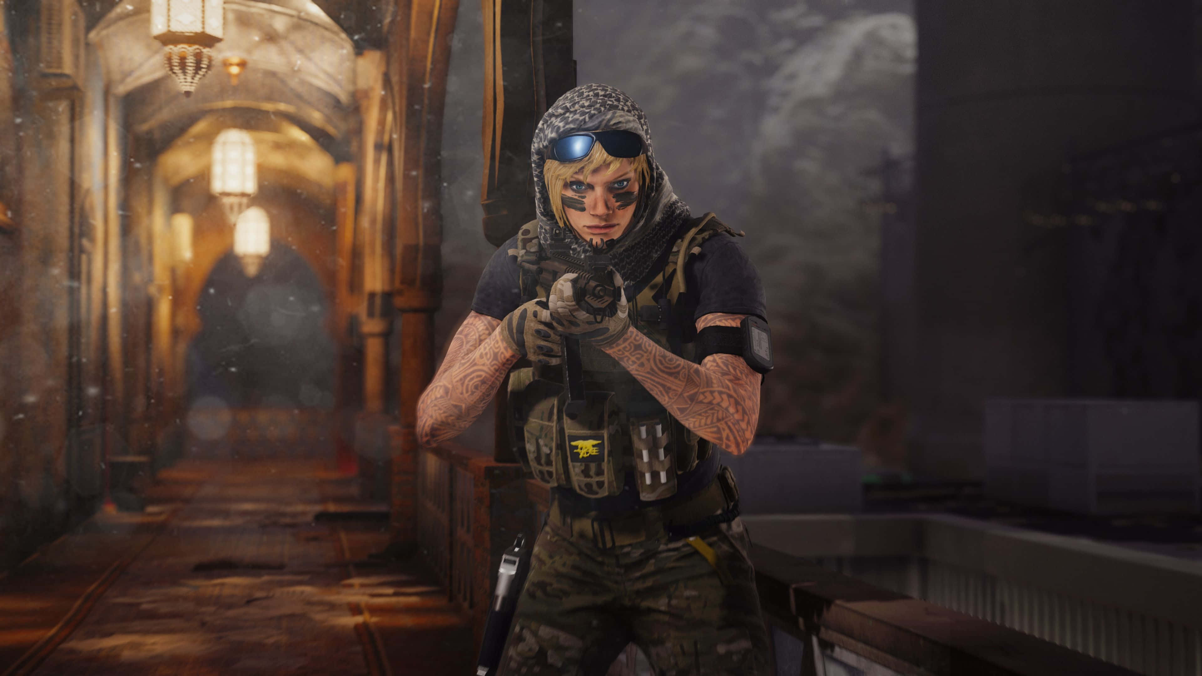 Rainbow Six Siege Valkyrie 桌布 壁紙 — 一名有刺青和護目鏡的戰術士兵，沿著一條昏暗的石頭走廊瞄準步槍，走廊上掛著燈籠。