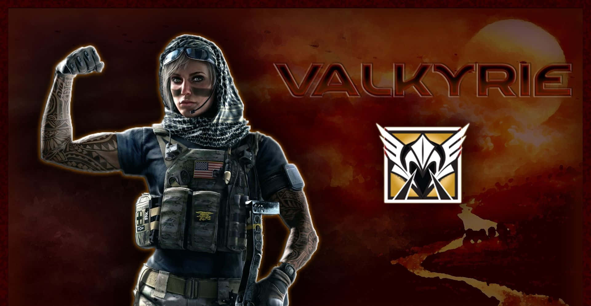 Rainbow Six Siege Valkyrie 桌布 壁紙 — 一名有刺青的女兵穿著戰術裝備，在熾熱的日落背景下彎曲手臂，並帶有「VALKYRIE」和有翼標誌。