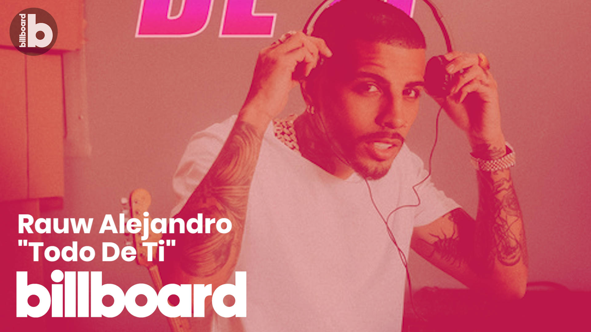 Alejandro 桌布 壁紙 — 一名有刺青的男子在帶有Billboard文字的粉紅色背景中調整耳機。