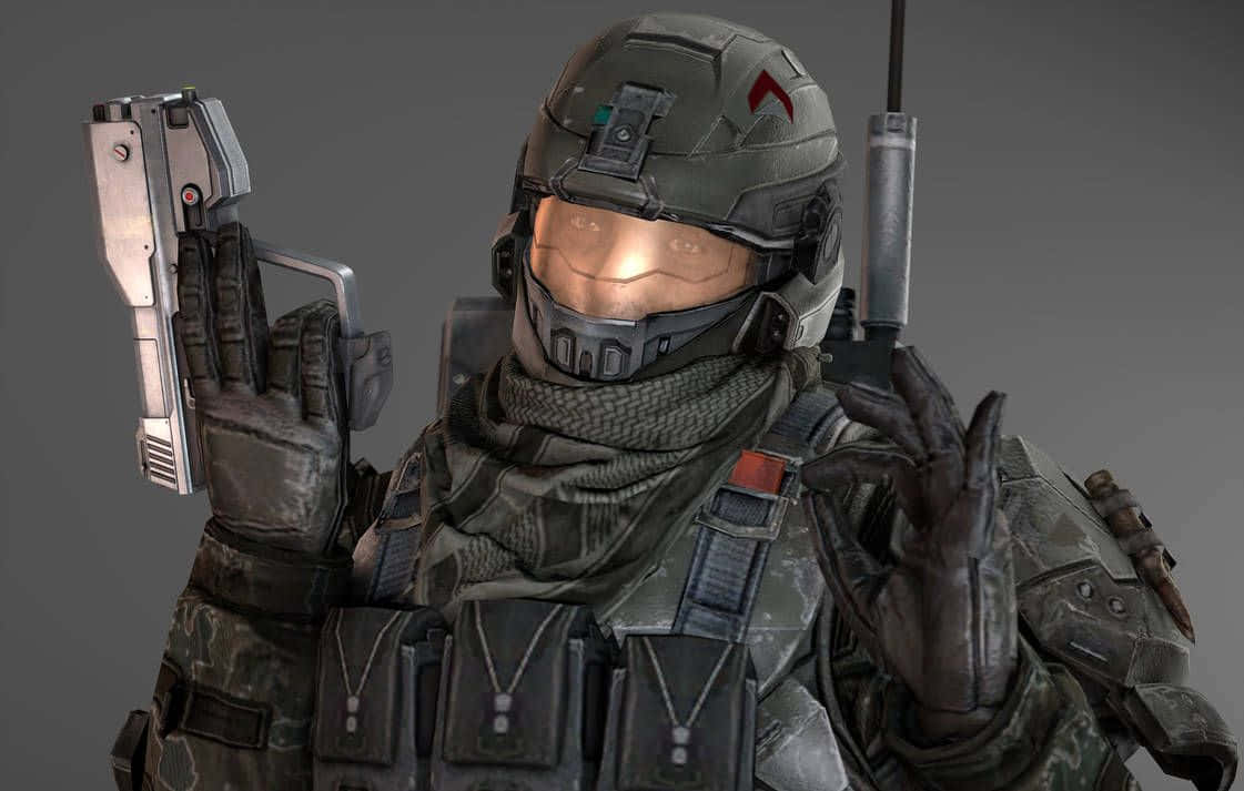 Halo Unsc 桌布 壁紙 — 一名未來士兵身穿詳細的戰鬥裝備，手持手槍，另一隻手舉起，以中性姿勢站在純灰色背景前。
