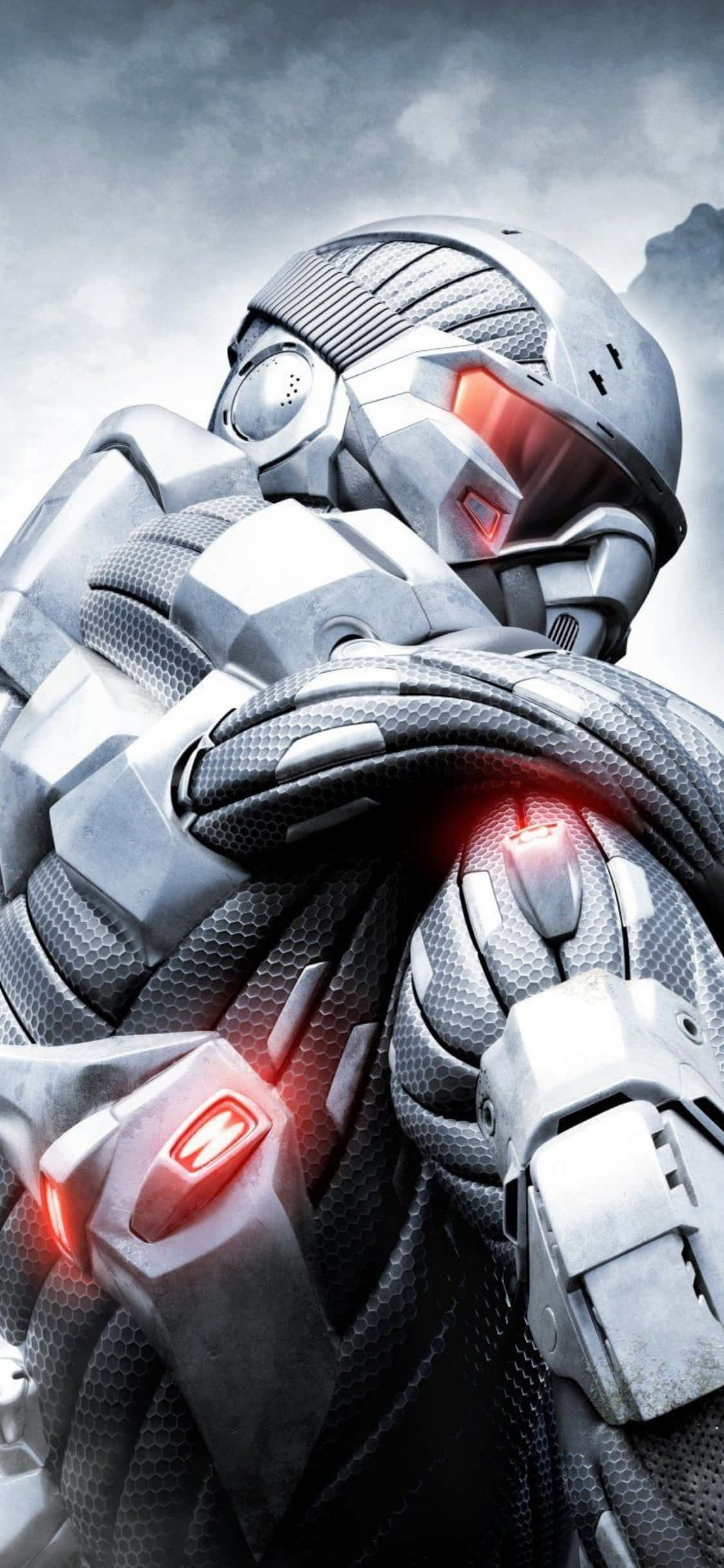 iPhone Xs Crysis Warhead 桌布 壁紙 — 一名未來戰士身穿精細的銀色盔甲，帶有發光的紅色眼睛和胸部燈光，站在暴風雨的灰色天空前。
