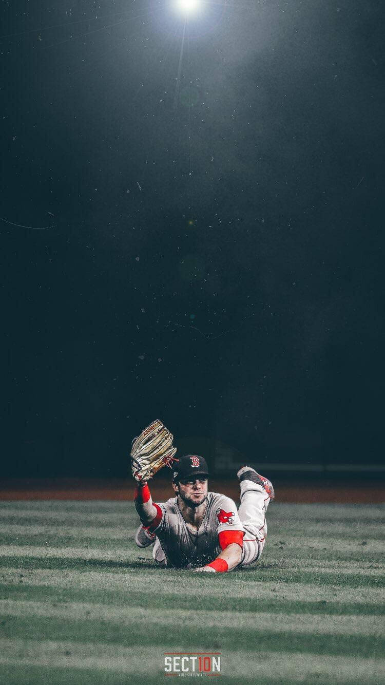 Red Sox 桌布 壁紙 — 一名棒球運動員在夜間於球場燈光下在草地上飛撲用手套接球。