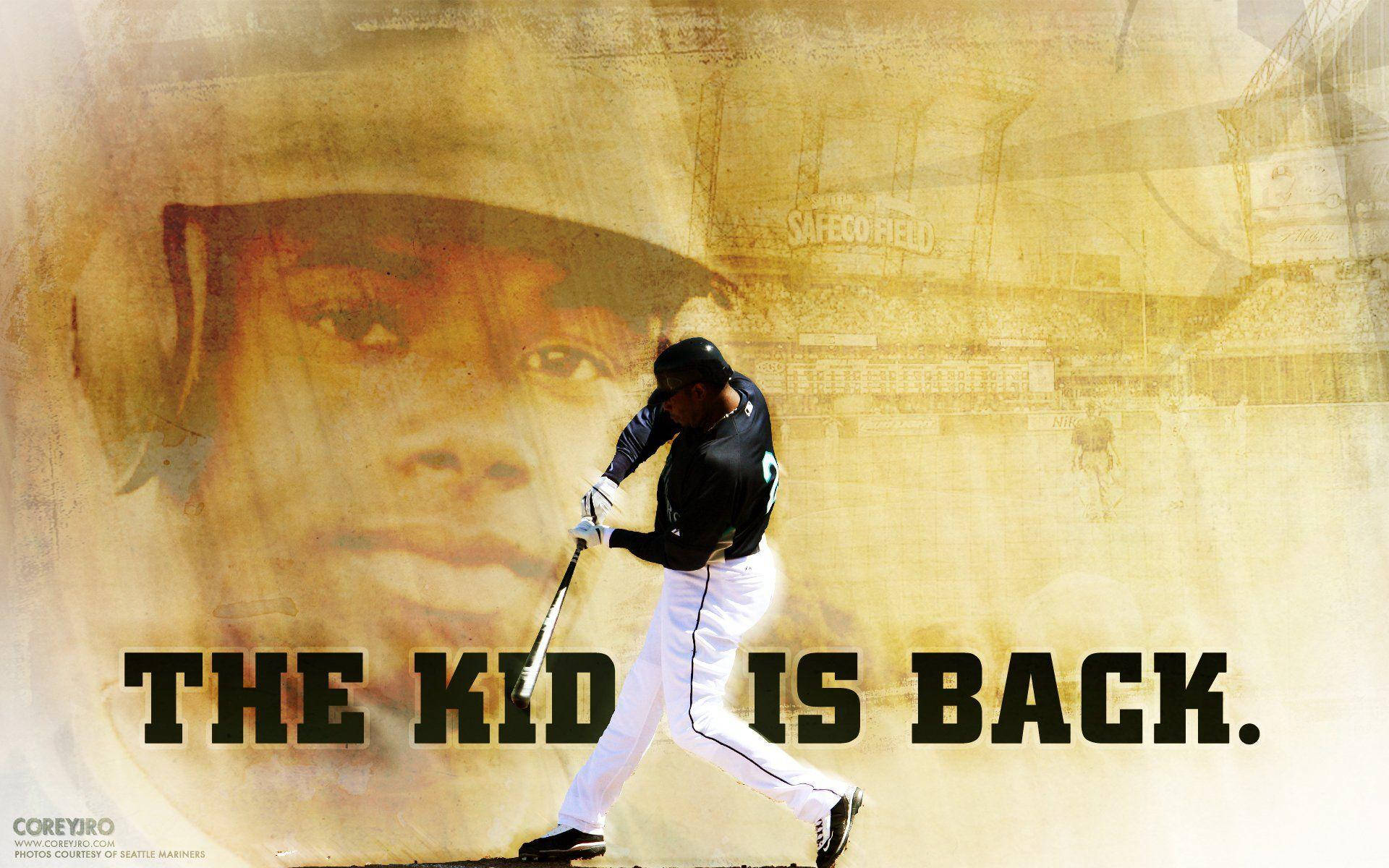 ken 桌布 壁紙 — 一名棒球運動員正在揮棒，他的臉部褪色肖像和「THE KID IS BACK」文字疊加在體育場背景上。