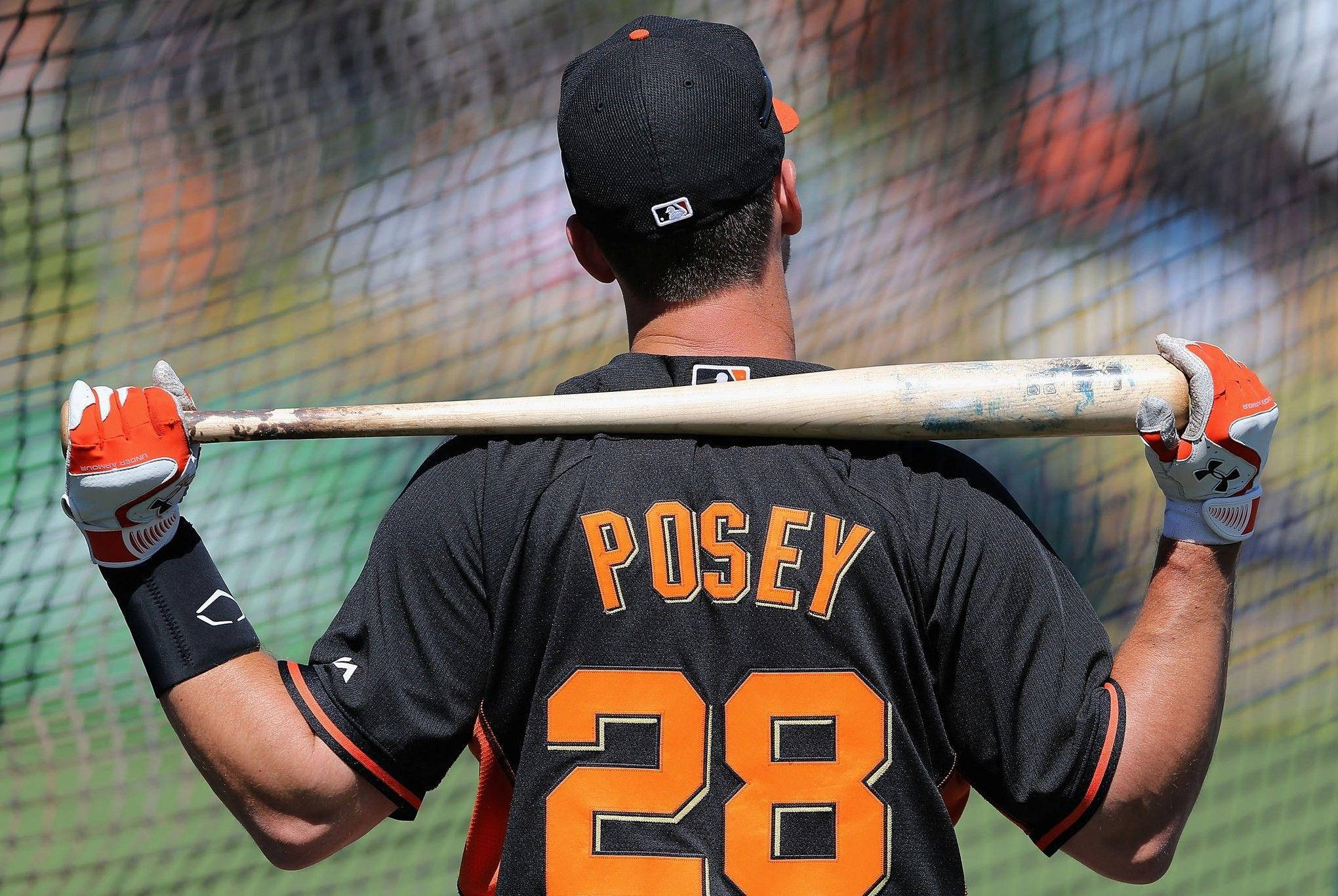 Posey 桌布 壁紙 — 一名棒球運動員身穿黑色和橙色球衣，上面有名字Posey和號碼28，肩上扛著球棒站立。
