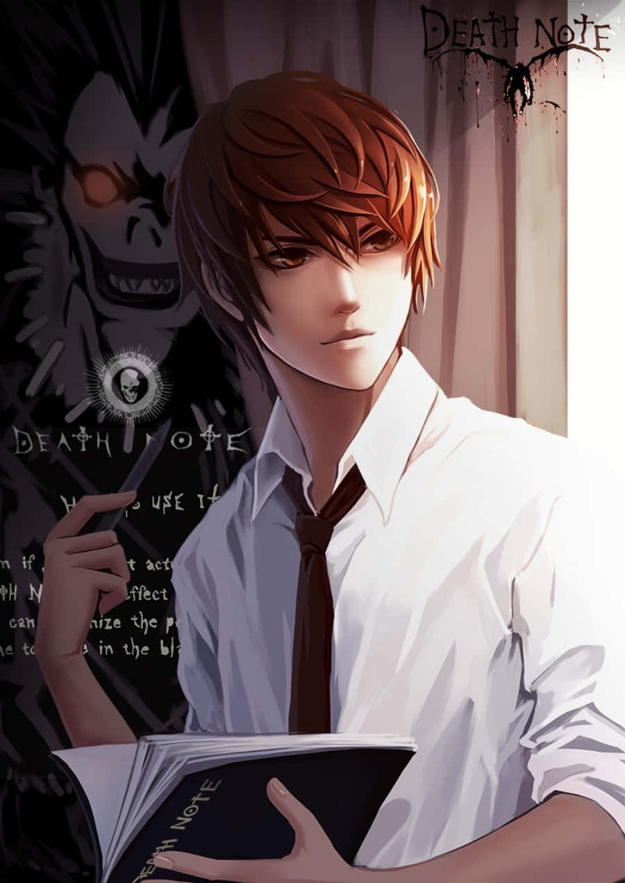 死亡筆記本 桌布 壁紙 — 一名棕色頭髮的年輕男子手持一本名為《Death Note》的黑色筆記本，身後有一個發光的眼睛的陰影人物隱約出現。