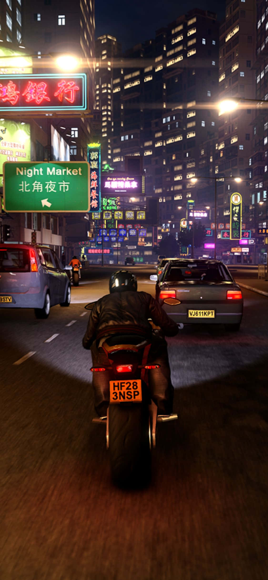 motorbike 桌布 壁紙 — 一名機車騎士在夜晚穿過霓虹燈閃爍的街道，兩旁有發光的招牌和高樓大廈。