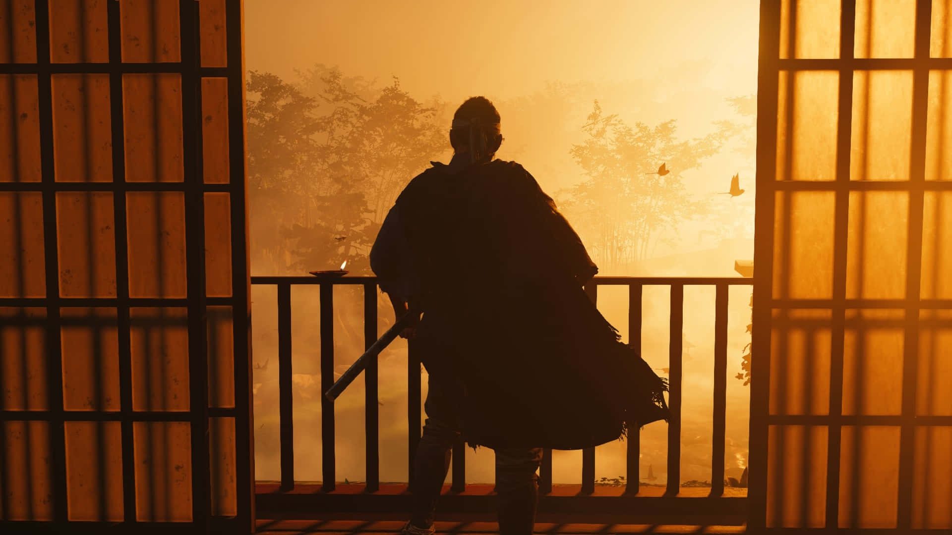 對馬戰鬼 桌布 壁紙 — 一名武士以剪影姿態站在木製陽台上，周圍是障子門，金色夕陽光芒籠罩著遠方的霧氣森林。