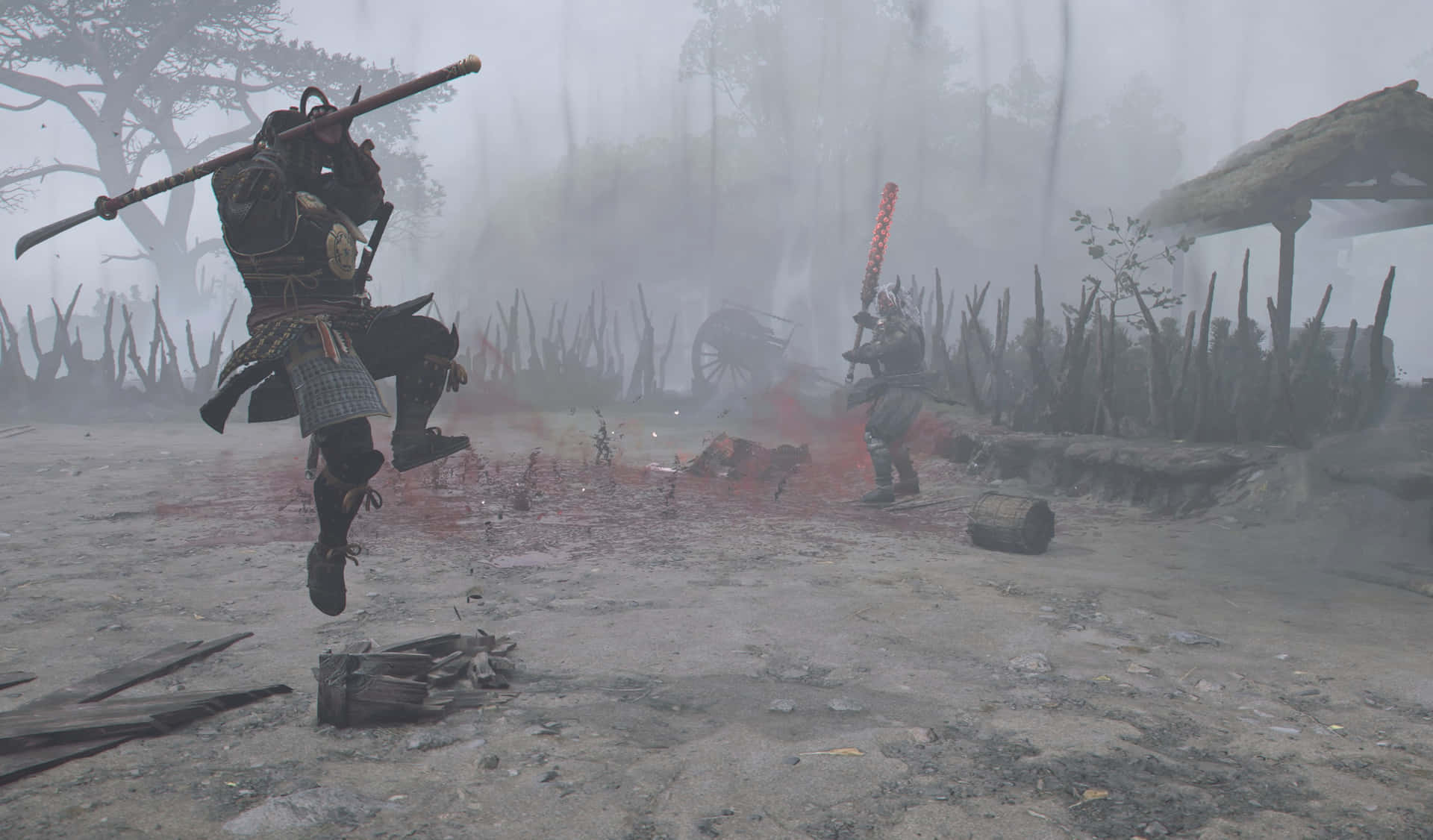 Assassin's Creed shadows 壁紙 — 一名武士在半空中揮舞武士刀，鮮血飛濺在泥濘的戰場上，戰場籠罩在迷霧中。