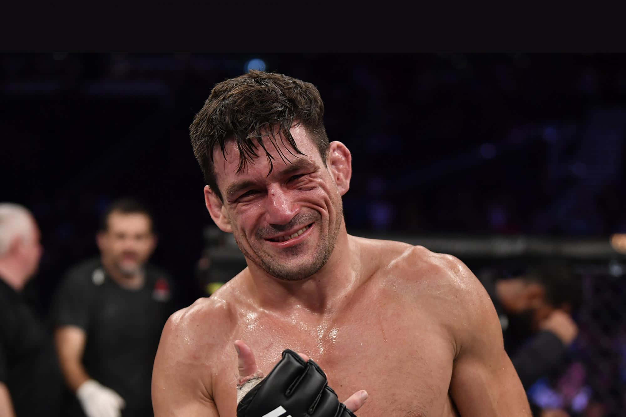 Champion 桌布 壁紙 — 一名汗流浹背的拳手在競技場燈光下，於一場殘酷的MMA比賽後綻放勝利的喜悅。
