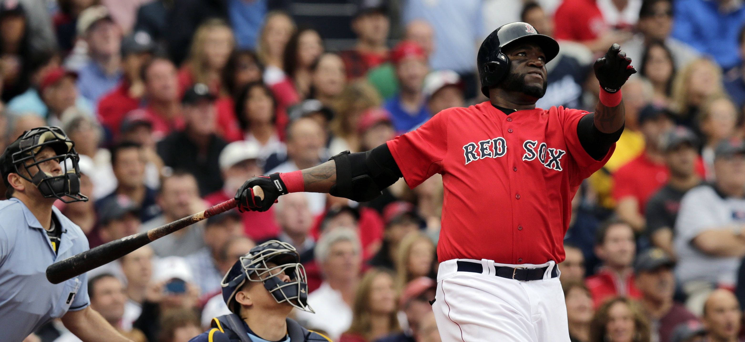 Boston Red Sox 桌布 壁紙 — 一名波士頓紅襪棒球選手高舉雙臂慶祝全壘打，身後觀眾歡呼。