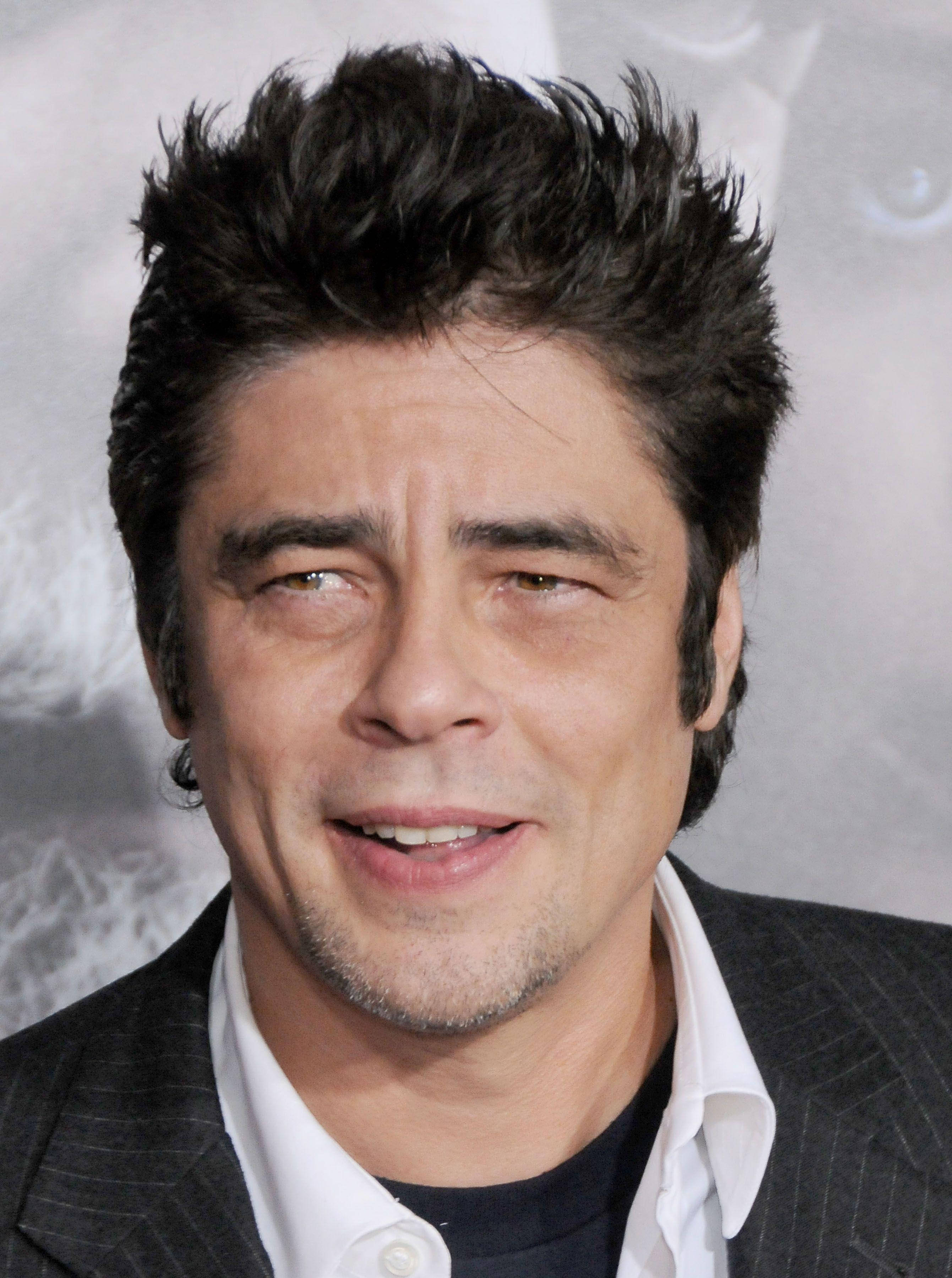 Celebrity 桌布 壁紙 — 一名深色刺蝟頭、面帶微笑的男士特寫肖像，身穿白色襯衫外搭細條紋西裝。