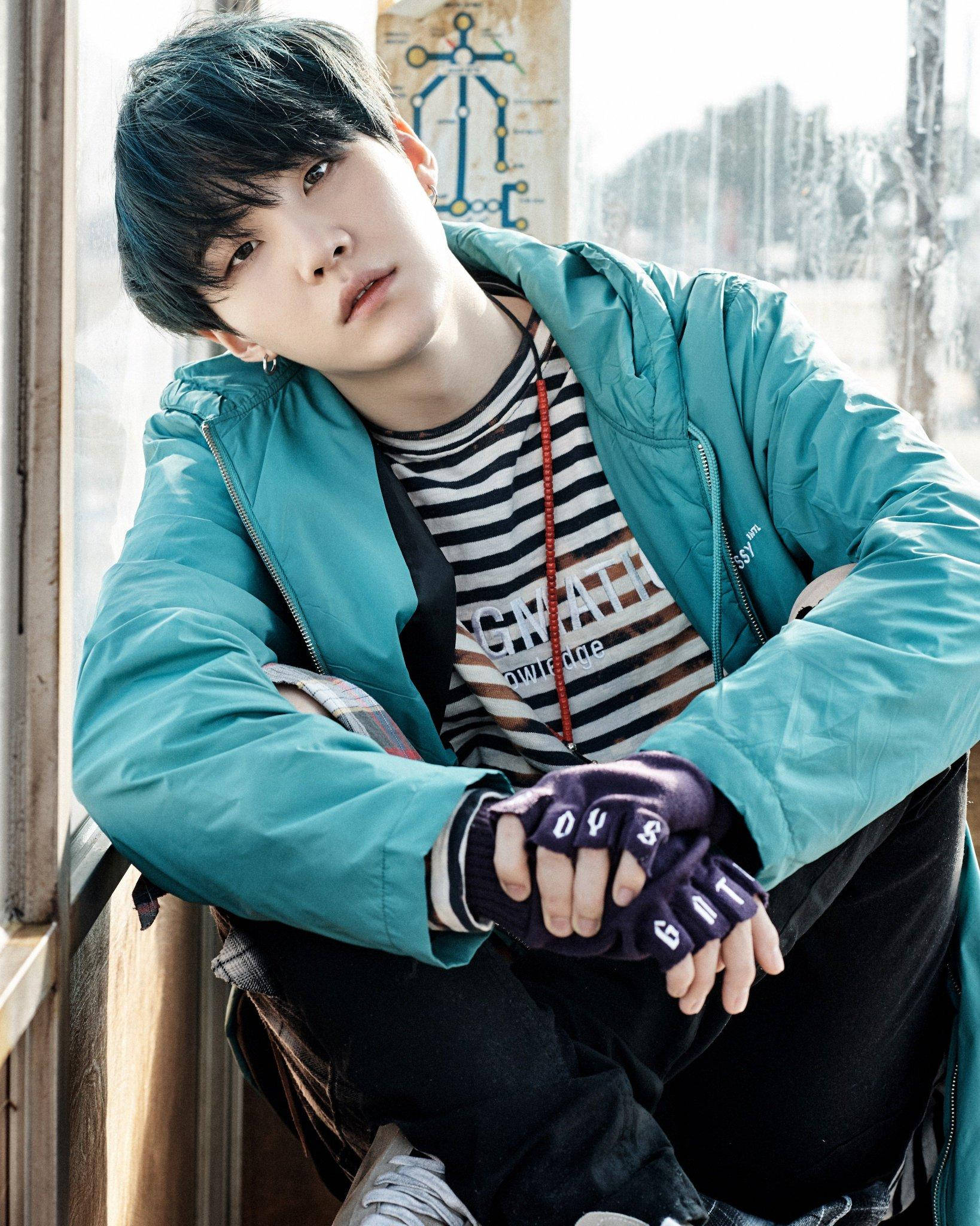 Cute Bts 桌布 壁紙 — 一名深色頭髮的年輕男子靠著窗戶，身穿青綠色外套和露指手套。