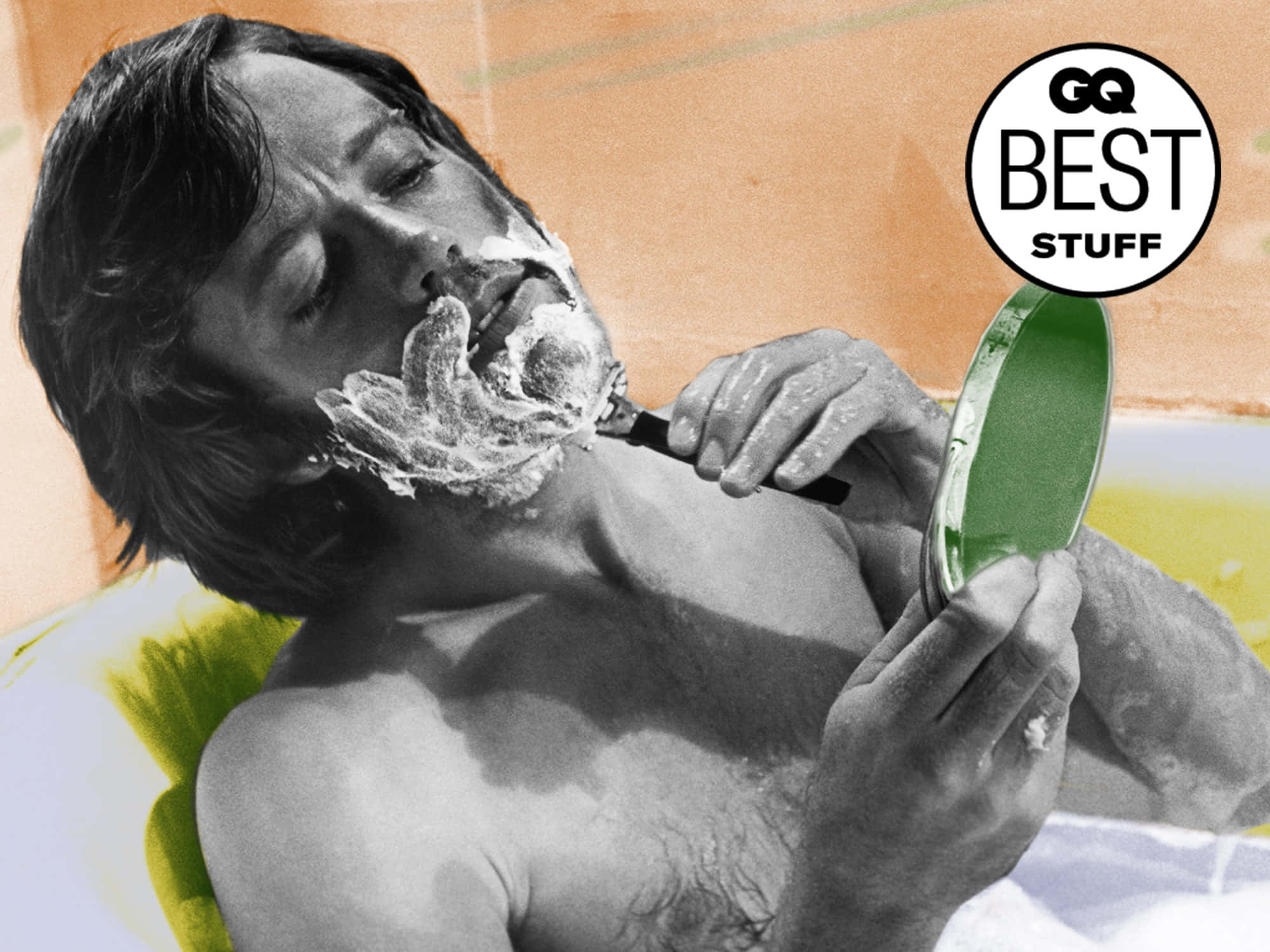Shaving Cream 桌布 壁紙 — 一名深色頭髮的男子在浴缸中用泡沫刮鬍子，手持綠色手柄刮鬍刀和鏡子。