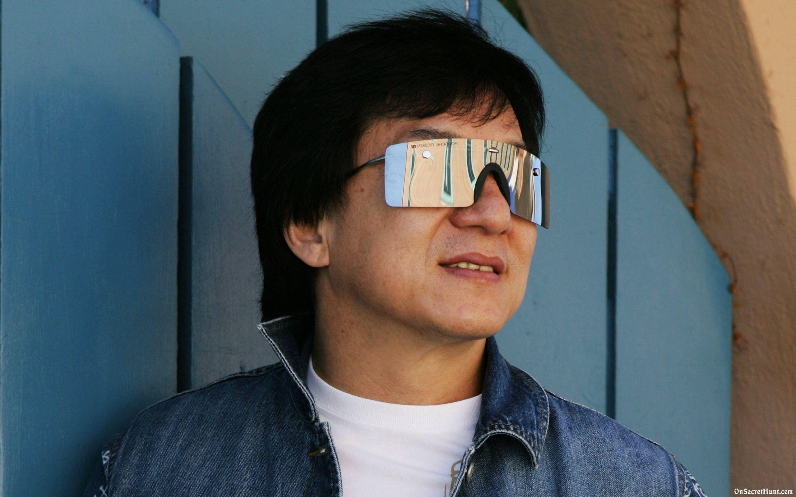 藍色 桌布 壁紙 — 一名深色頭髮的男子戴著反光太陽眼鏡和牛仔外套，靠著藍色木牆。