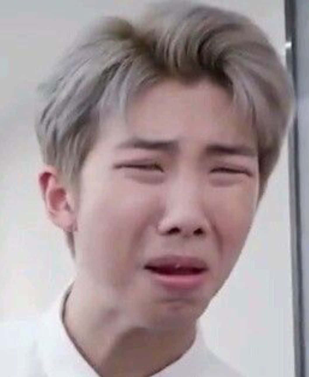 Bts Meme 桌布 壁紙 — 一名淺灰色頭髮的年輕男子在特寫照片中緊閉雙眼、張開嘴巴，激烈地哭泣。