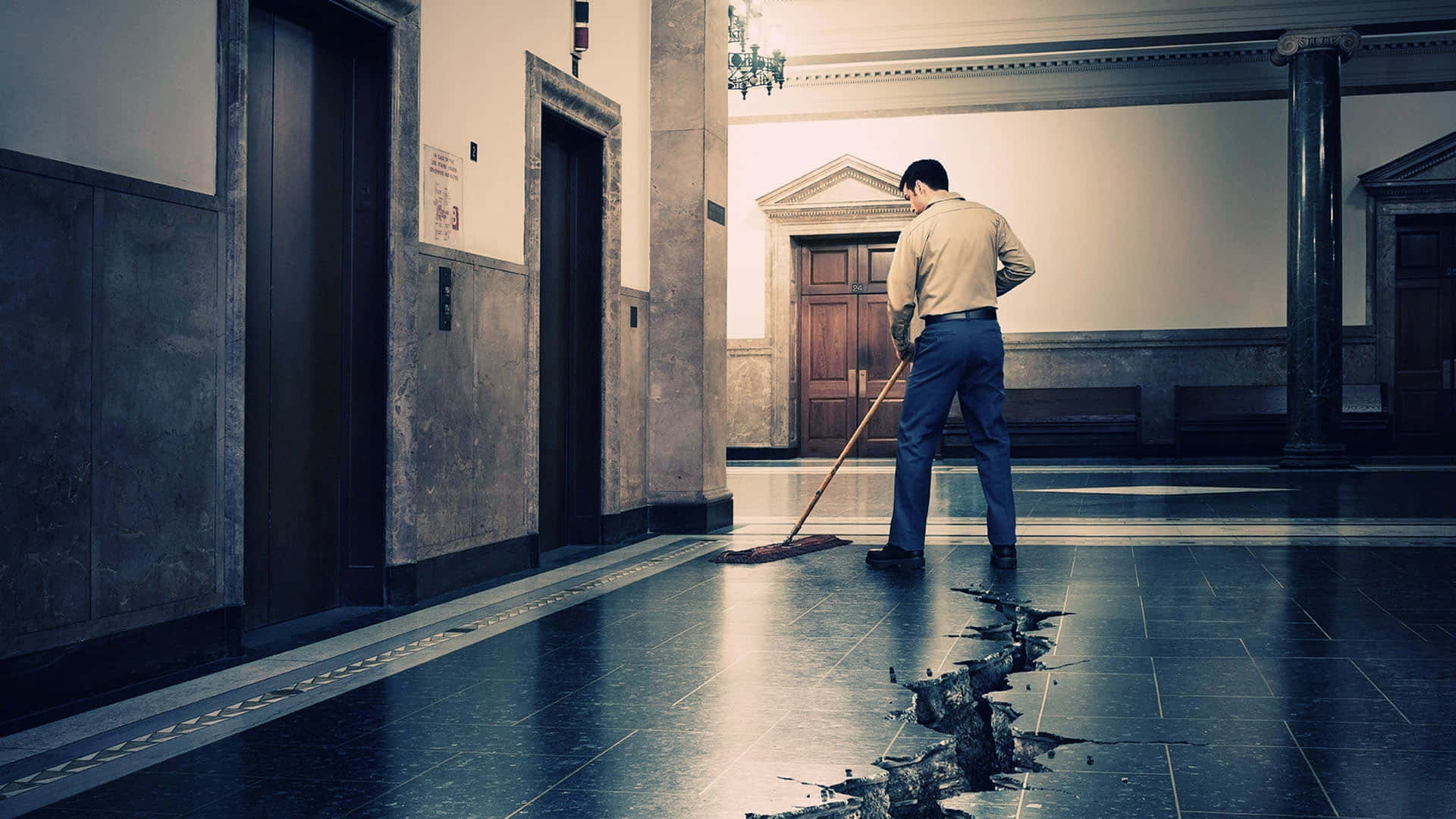 Cleaning 桌布 壁紙 — 一名清潔工在一個有大理石柱和木門的宏偉、昏暗走廊中清掃裂開的瓷磚地板。
