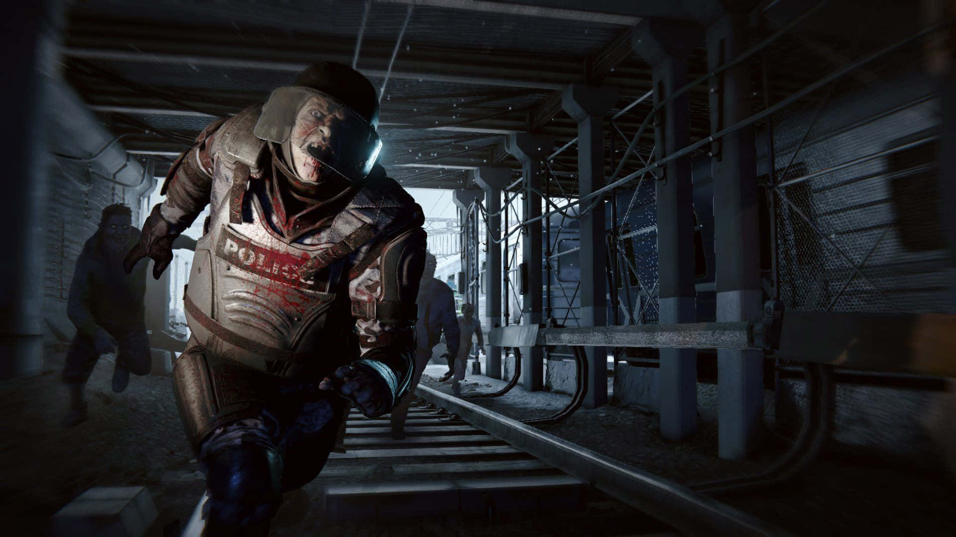 World War Z 桌布 壁紙 — 一名渾身是血的警員身穿戰術裝備，在昏暗的工業地下道的火車軌道上向前衝刺，身後有殭屍逼近。