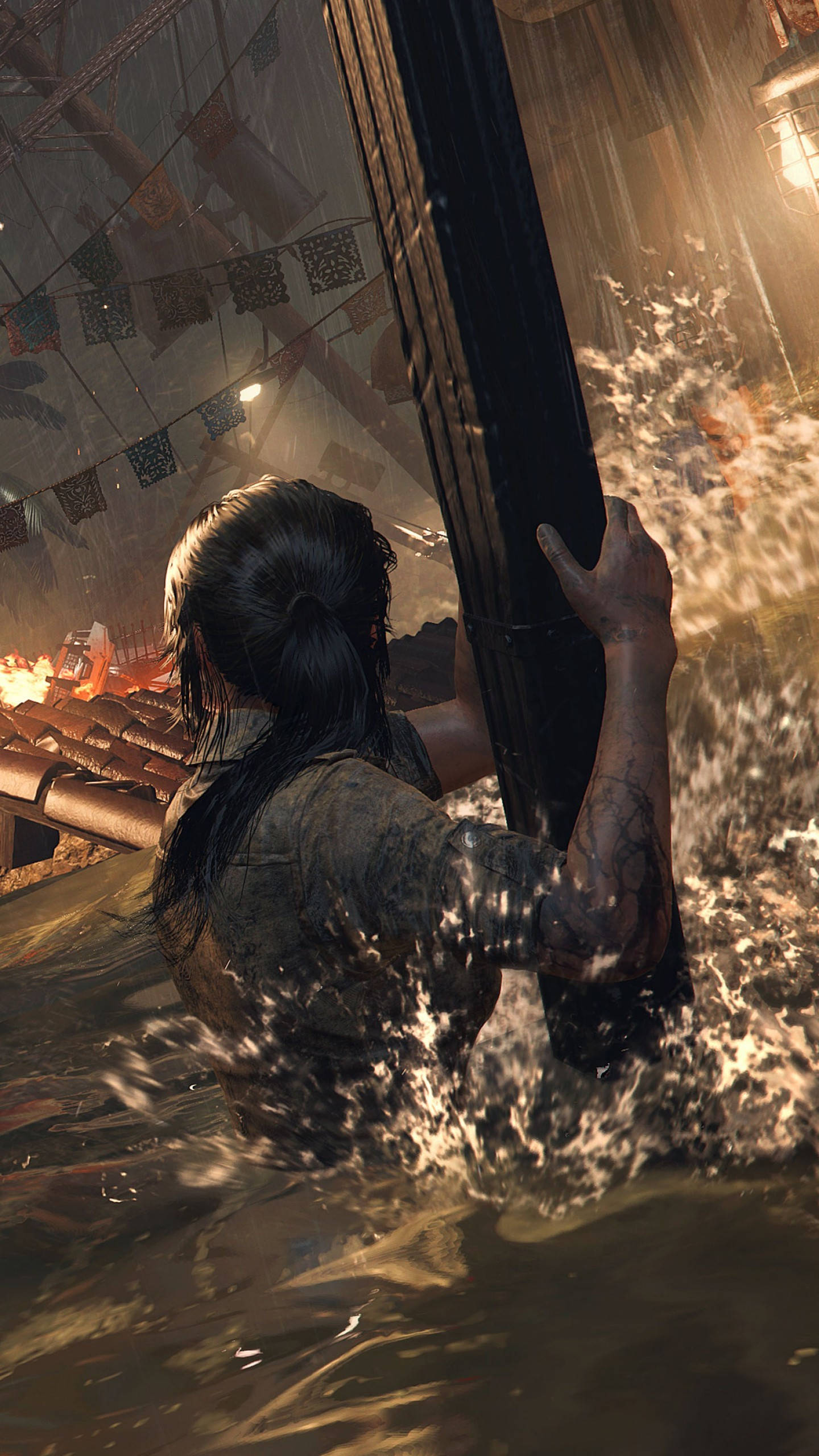 tomb raider iPhone 桌布 壁紙 — 一名渾身濕透的女子在雨水濕滑的屋頂下，抓著一根桿子涉水穿過洪水，周圍掛著燈籠。